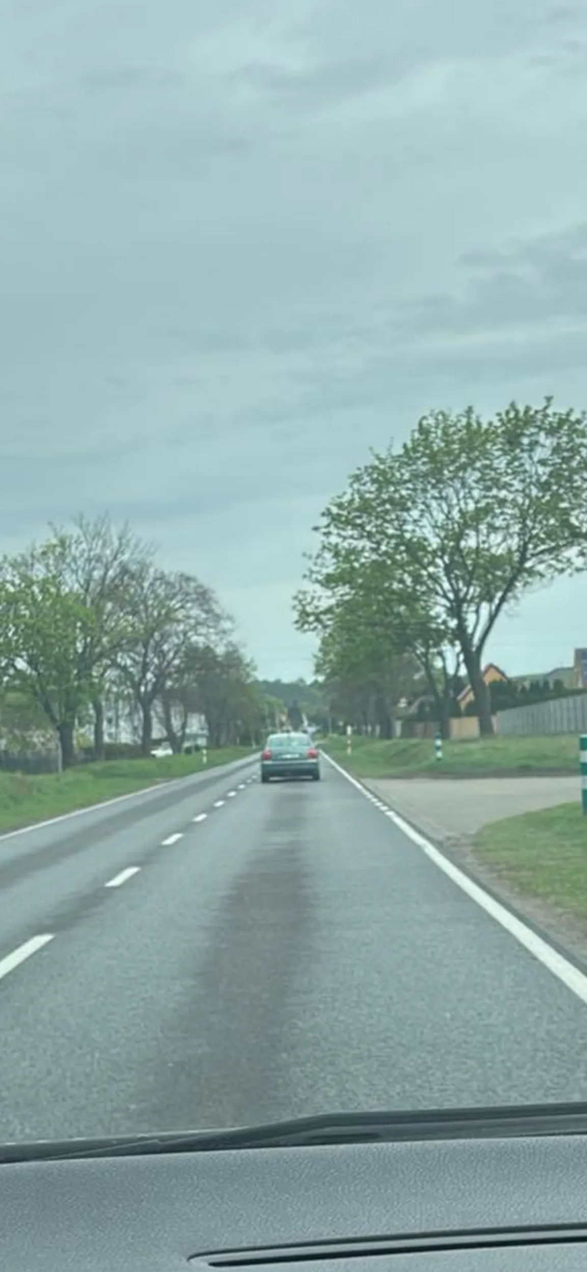 Wyjechaliśmy z terenu zabudowanego i nadal jechał 40, zaczęłam wyprzedzać i nagle szanowny kierowca również przyspieszył tak, że nie miałam jak zjechać na żadną stronę. Nawet jak auto z naprzeciwka wyjechało to nie odpuścił, po tym uśmiechnął się bezczelnie. Uważajcie. Niestety nie udało mi się zrobić lepszego zdjecia