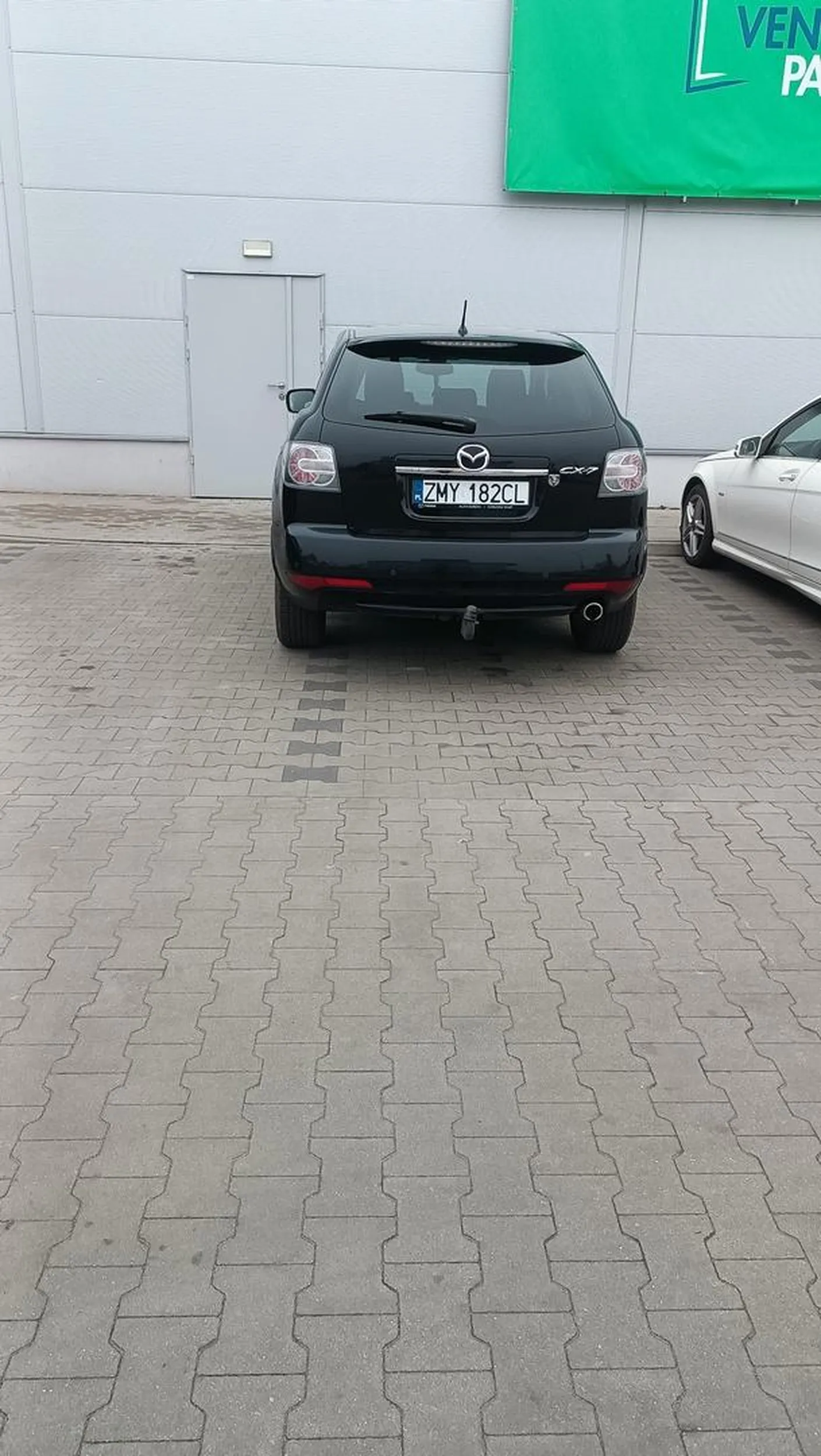 Mistrz parkowania Brak miejsca na parkingu, ale ten Pan się tym nie przejmuje Nie polecam