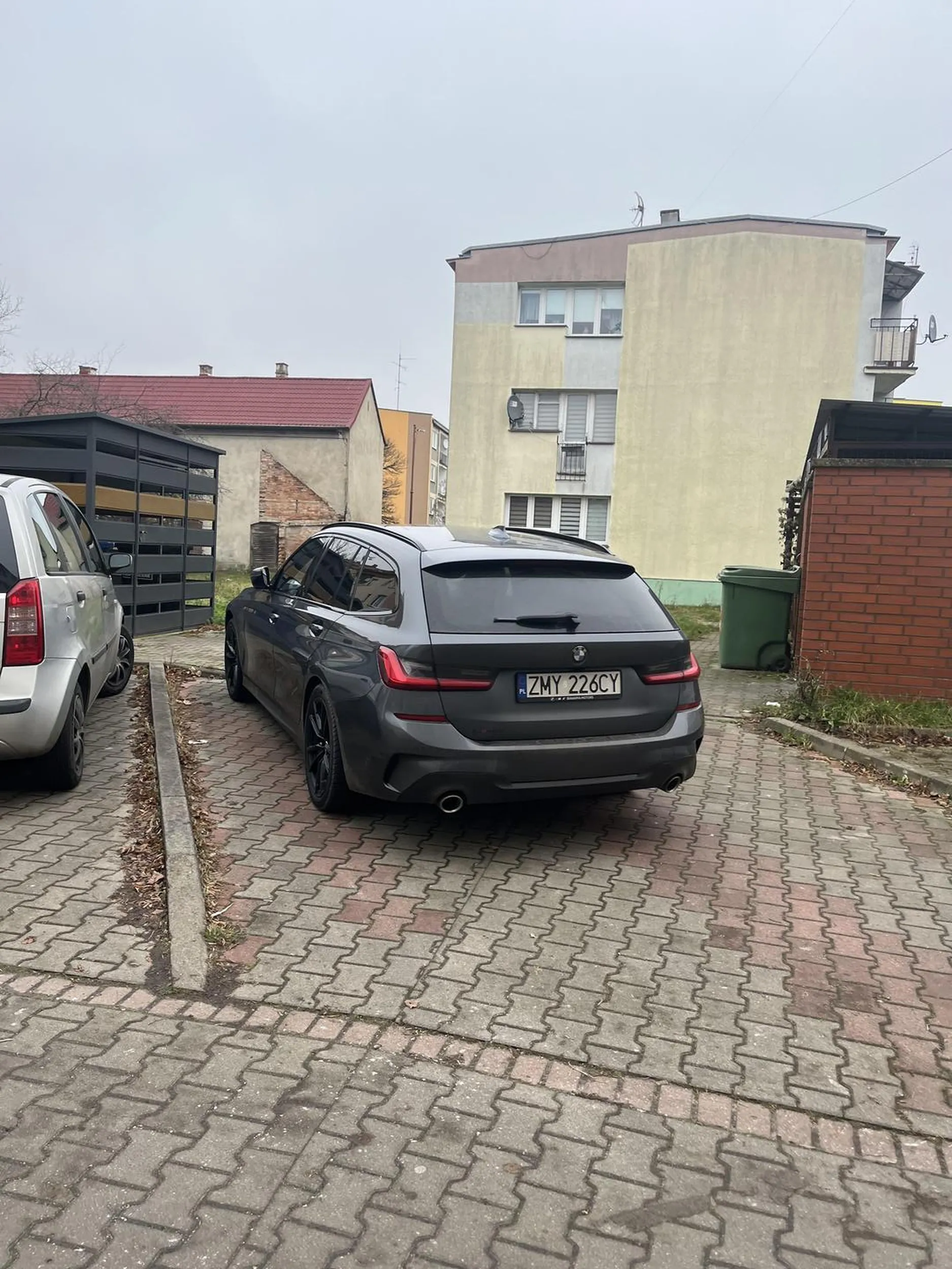 NIE PARKUJE SIE NA CHODNIKU CEPIE!! Następnym razem wzywana będzie straż miejska i holownik.