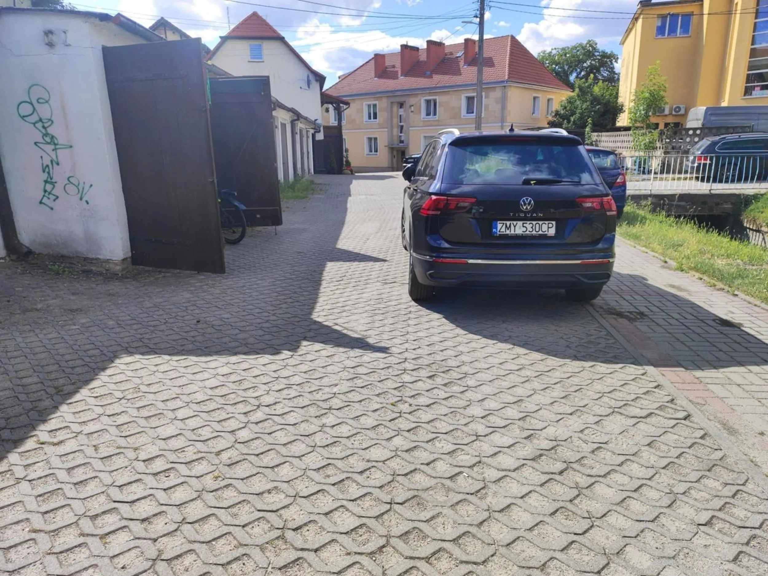 Przestrzeń przed garażem to nie miejsce parkingowe