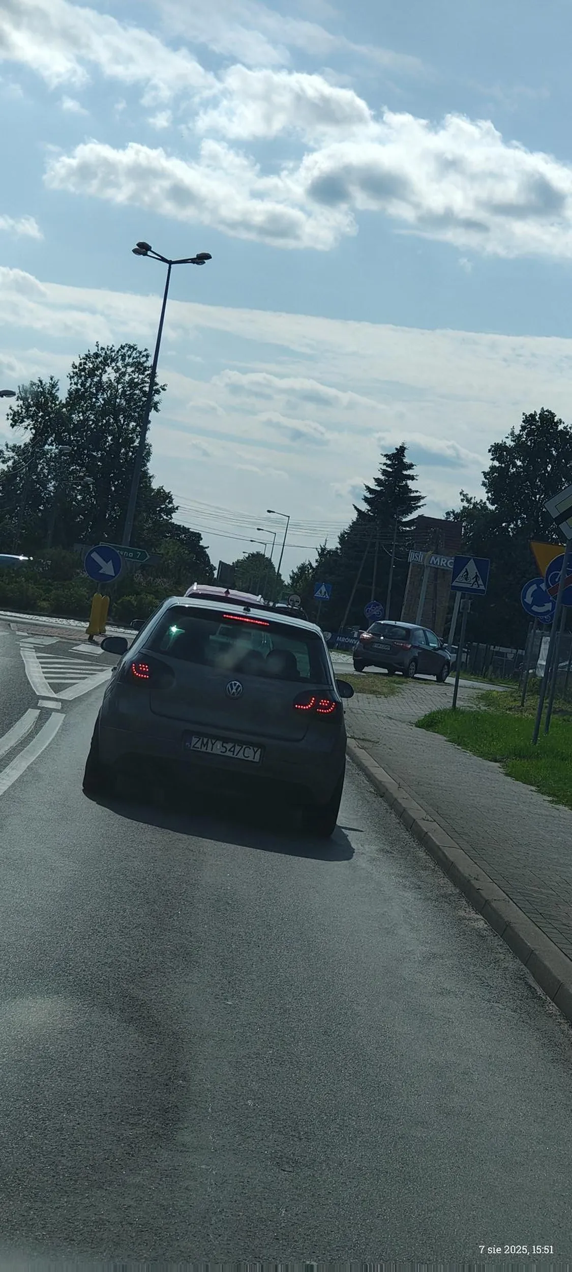 Uwaga na idiotę dla niego bezpieczna odległość przy 140 to 2 m od tylnego zderzaka