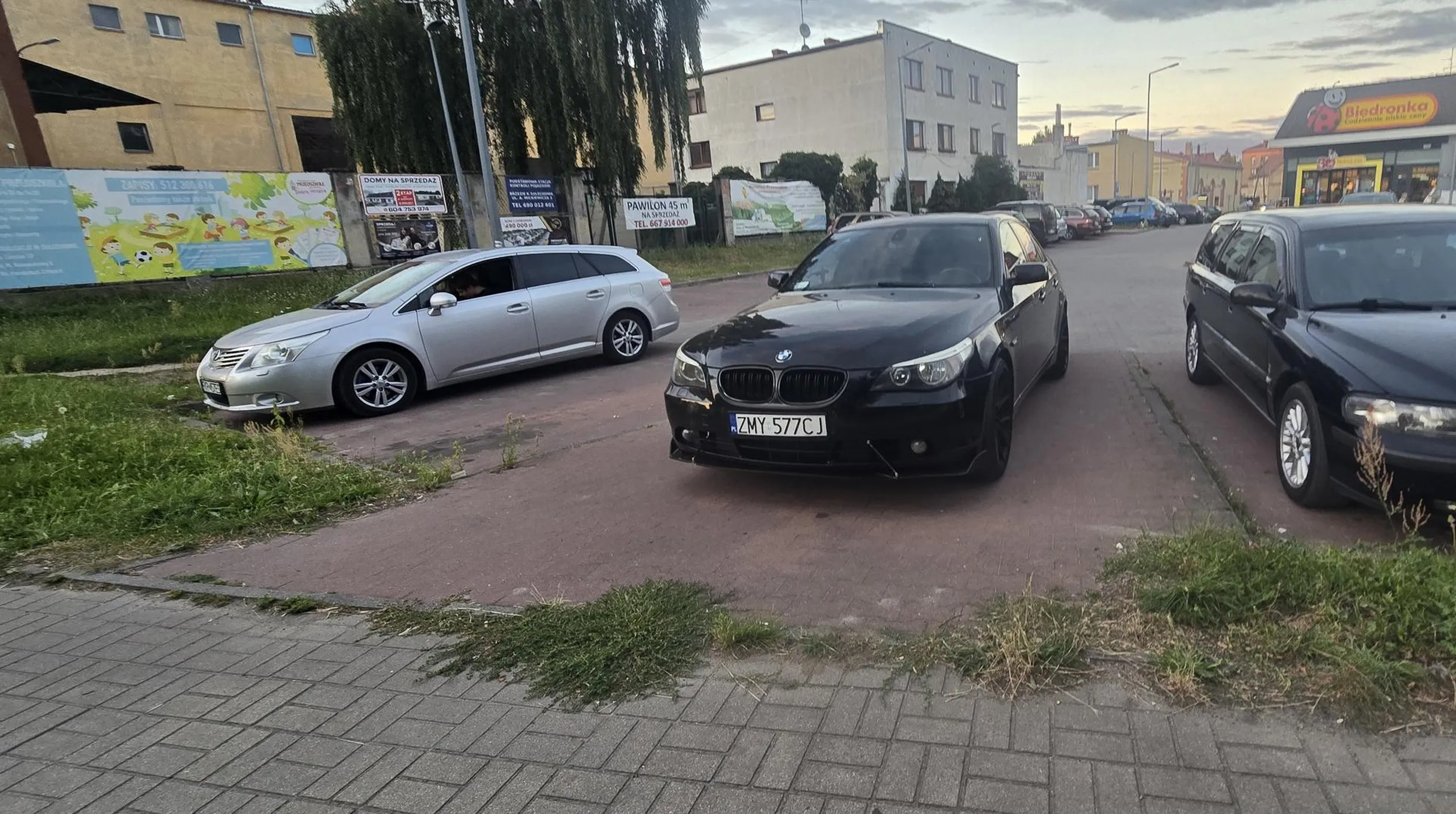 Wiatrak na masce zobowiązuje do zaparkowania na chodniku na pustym parkingu. Tak, na parkingu była masa pustych miejsc w momencie gdy podjechał. Jak się robi sałatkę z buraków? Wystarczy wrzucić granat do BEMEWE ?
