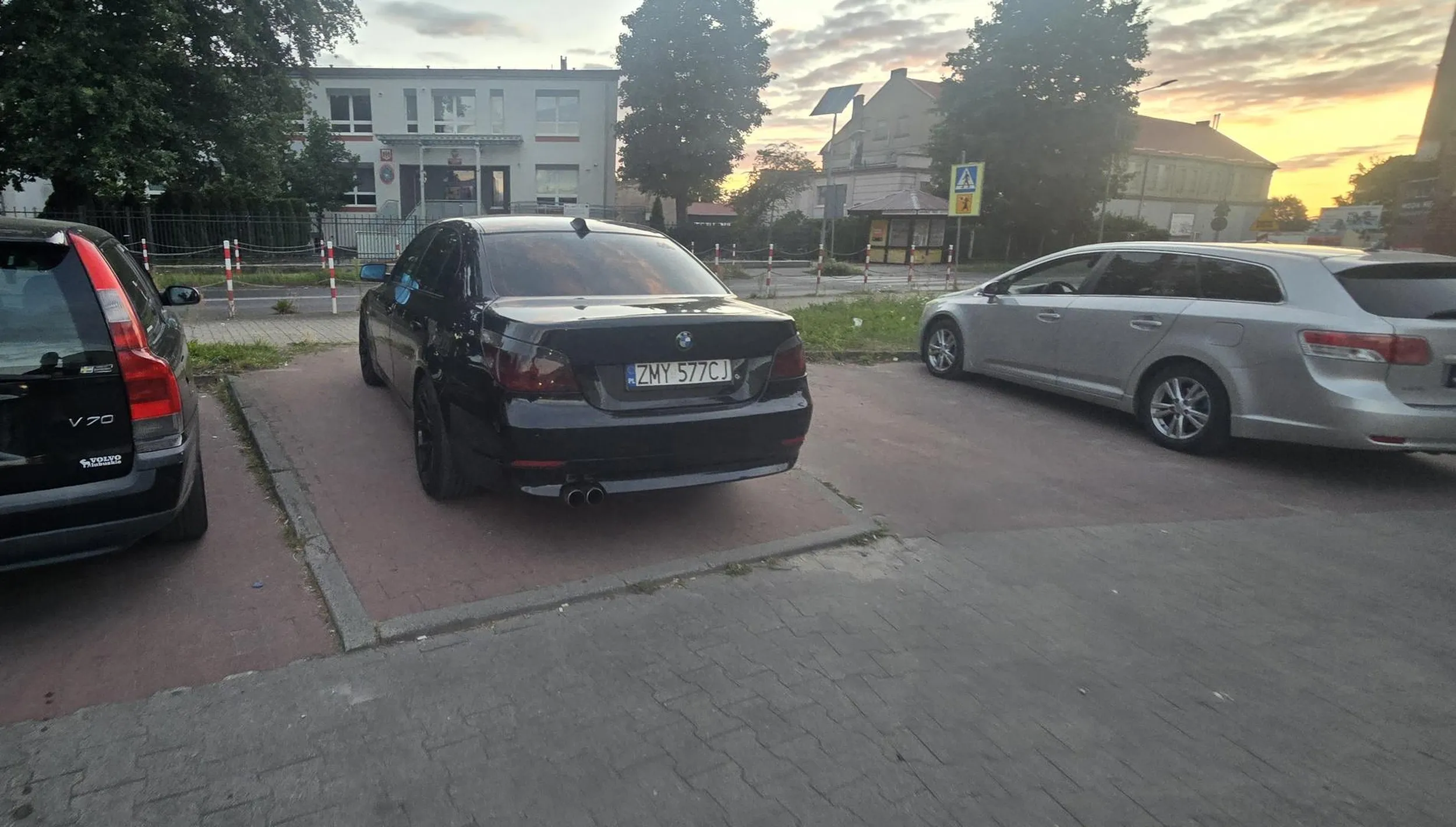 Wiatrak na masce zobowiązuje do zaparkowania na chodniku na pustym parkingu. Tak, na parkingu była masa pustych miejsc w momencie gdy podjechał. Jak się robi sałatkę z buraków? Wystarczy wrzucić granat do BEMEWE ?