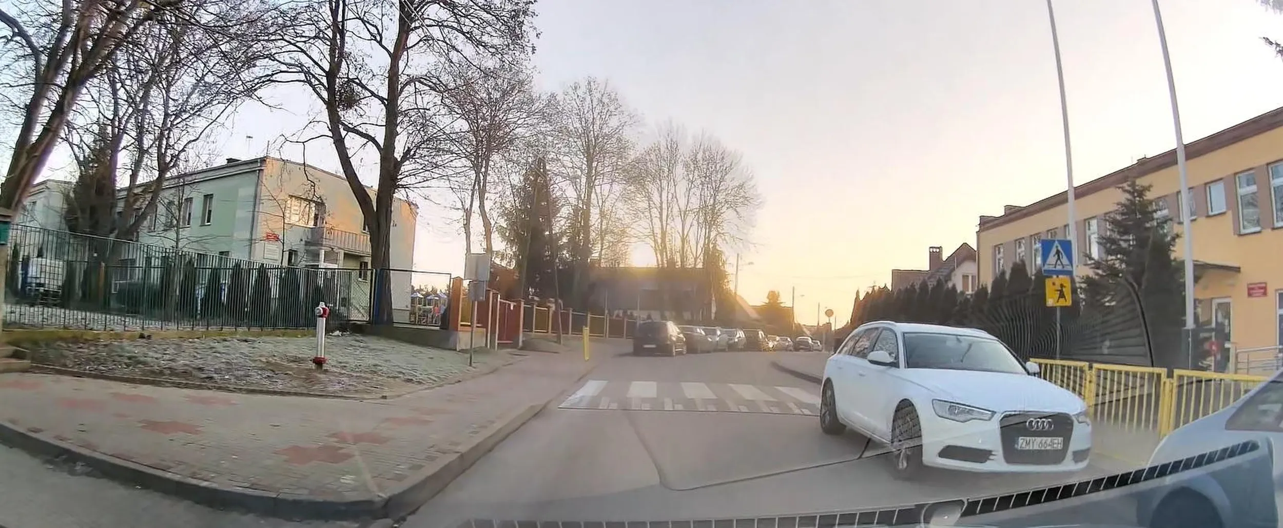 Pato-matka za kierownicą... Parkuje tuż przy przejściu dla pieszych miedzy żłobkiem a przedszkolem. Ma w D zagrożenie które stwarza dla dzieci tam przechodzących.  Gdyby mogła, to wjechałaby do żłobka. PS. przepis mówi jasno: nie bliżej niż 10 m od przejścia na jezdni dwukierunkowej.