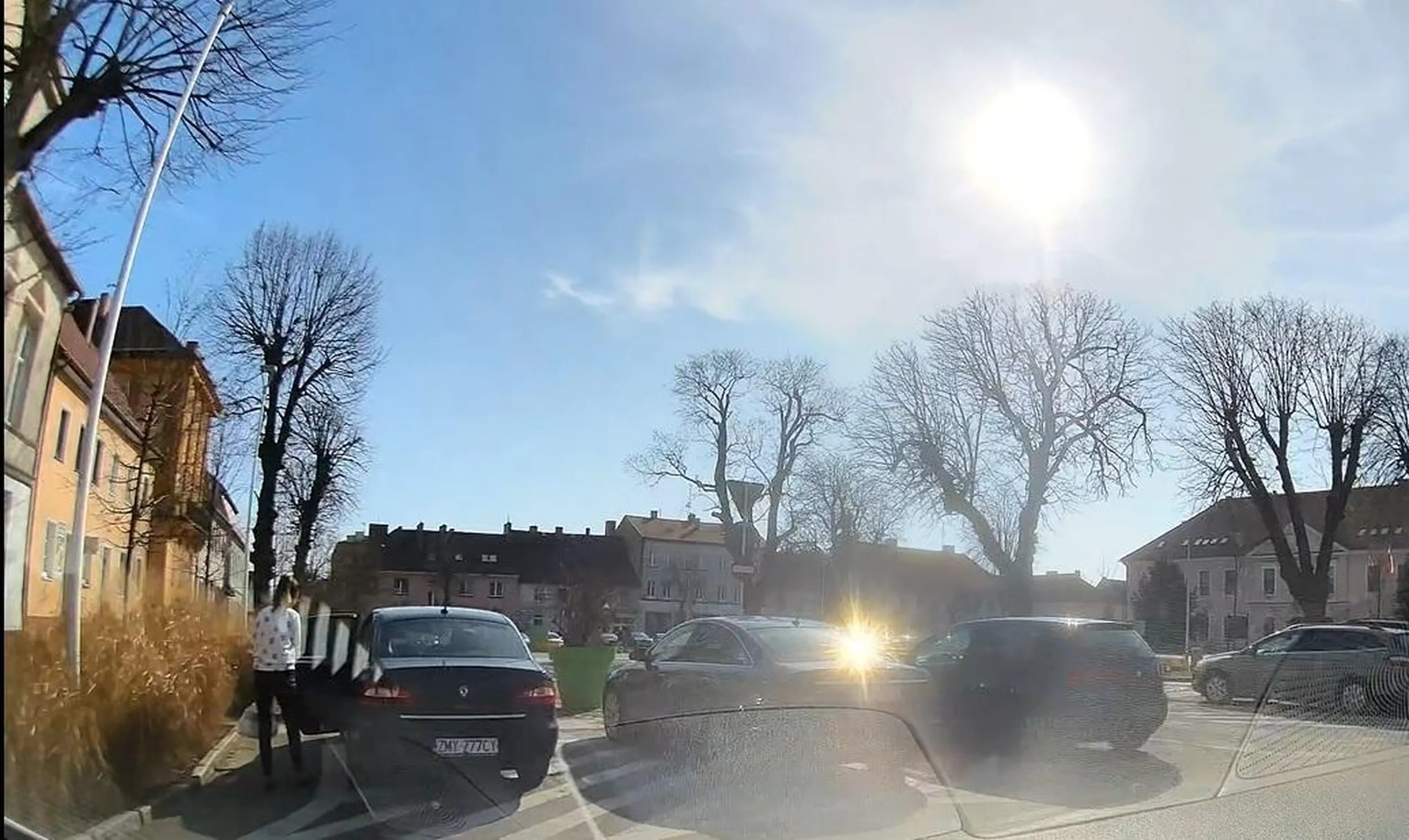 Halino! Pas wyłączony z ruchu, to nie parking!