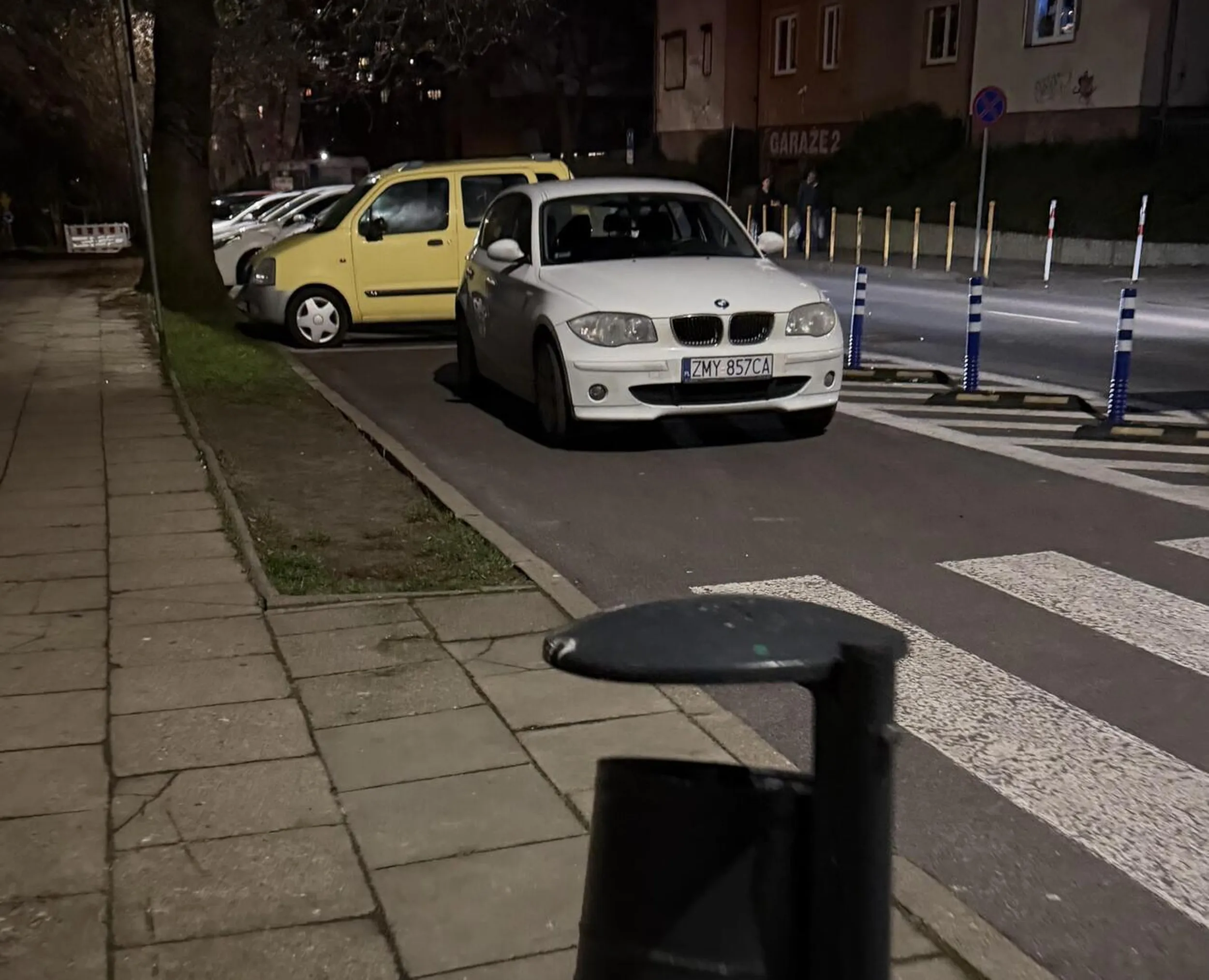 świetny parking, tylko czemu wymalowali przejście dla pieszych na wjeździe?