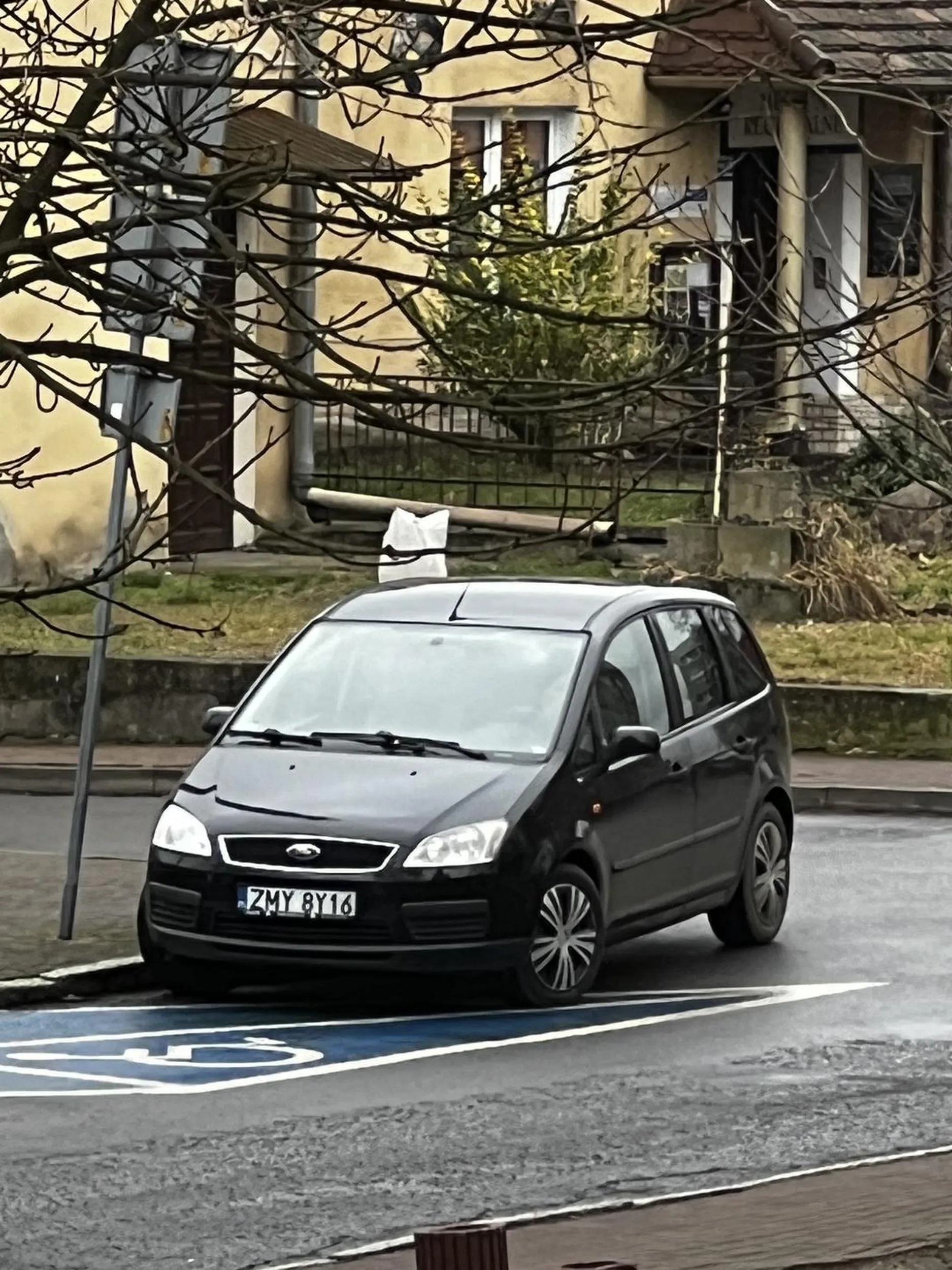 Parkuje na skrzyżowaniu, a parkingów wolnych pełno.
