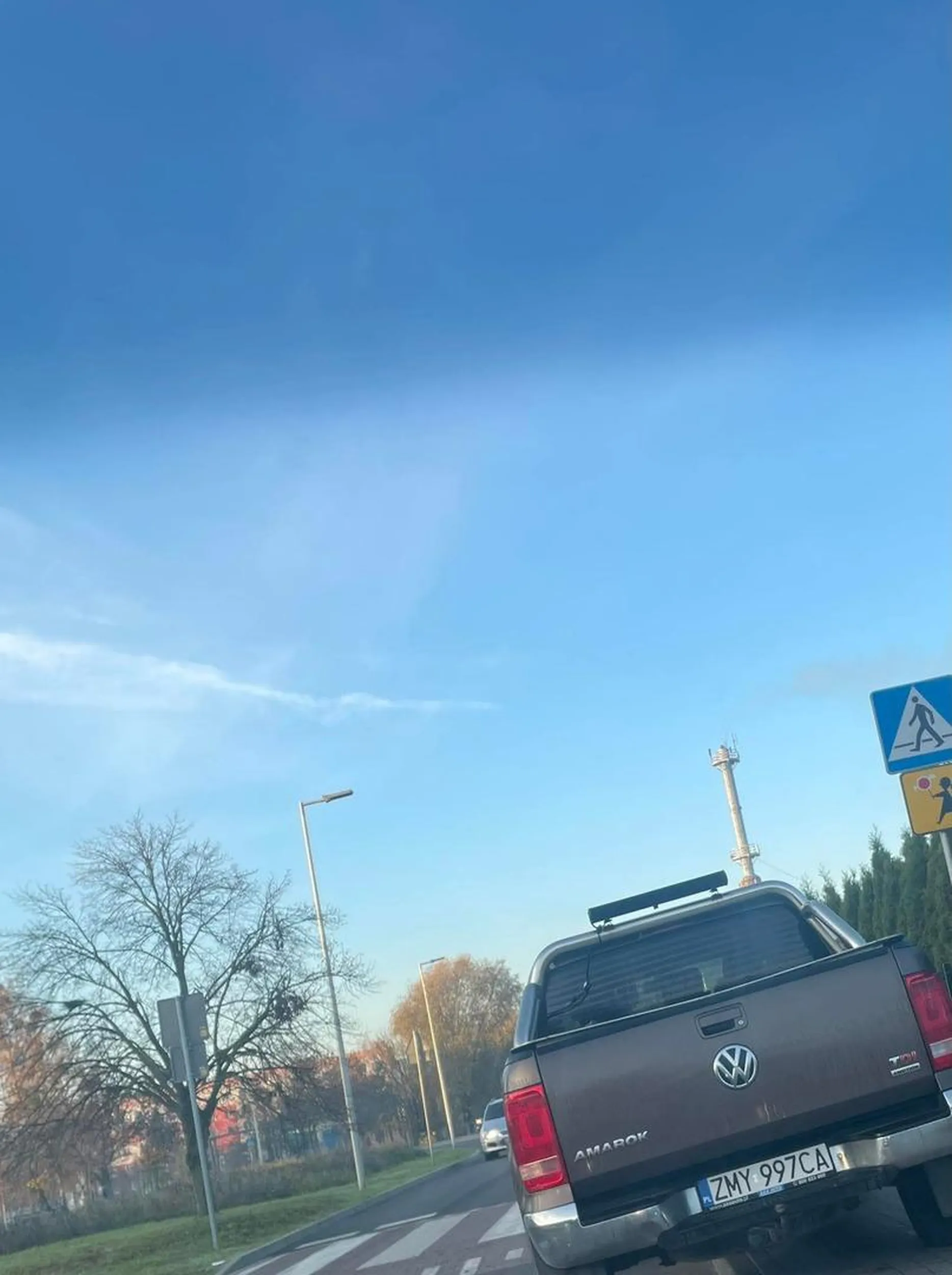 Pani kolejny raz z rzędu parkuje bezpośrednio przed przejściem dla pieszych "na chwilę",bo musi zaprowadzić dziecko do szkoły. Swoim zachowaniem stwarza zagrożenie dla pieszych. Ciężko też ominąć to auto,ponieważ przed pasami jest podwójna ciągła!