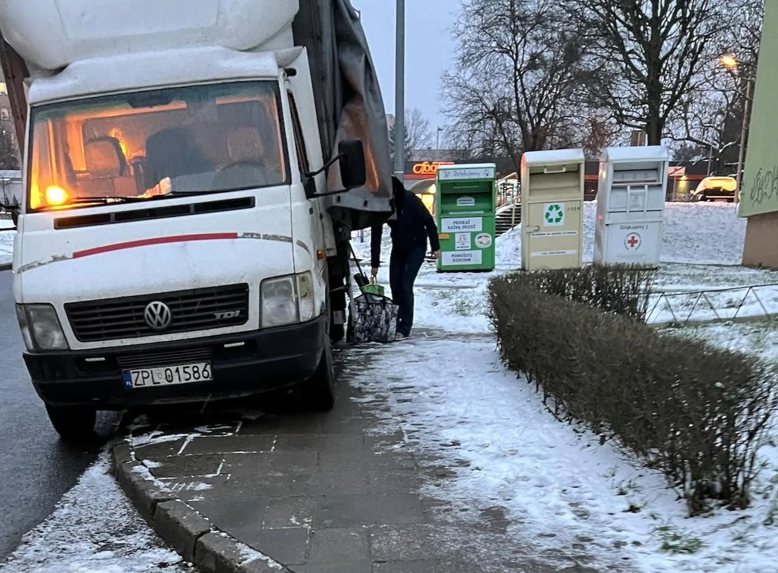 Robiąc przeprowadzkę wystarczy włączyć żółte sygnały błyskowe aby nie przejmować się DMC i chodnikiem.