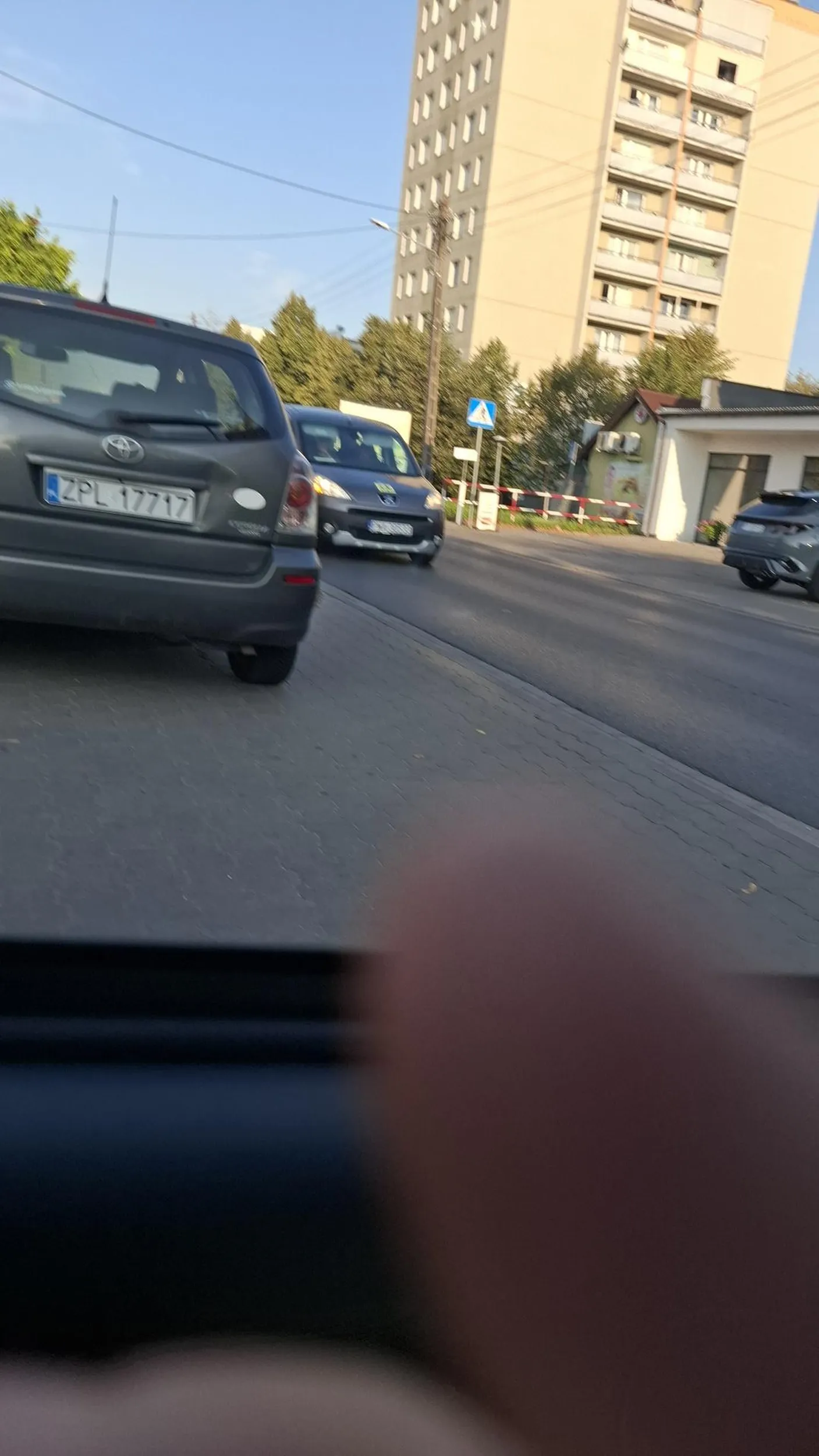 Zdjecie zrobione na szybko. Zaparkował tak że utrudniał wyjazd z osiedla jak i pieszym na chodniku