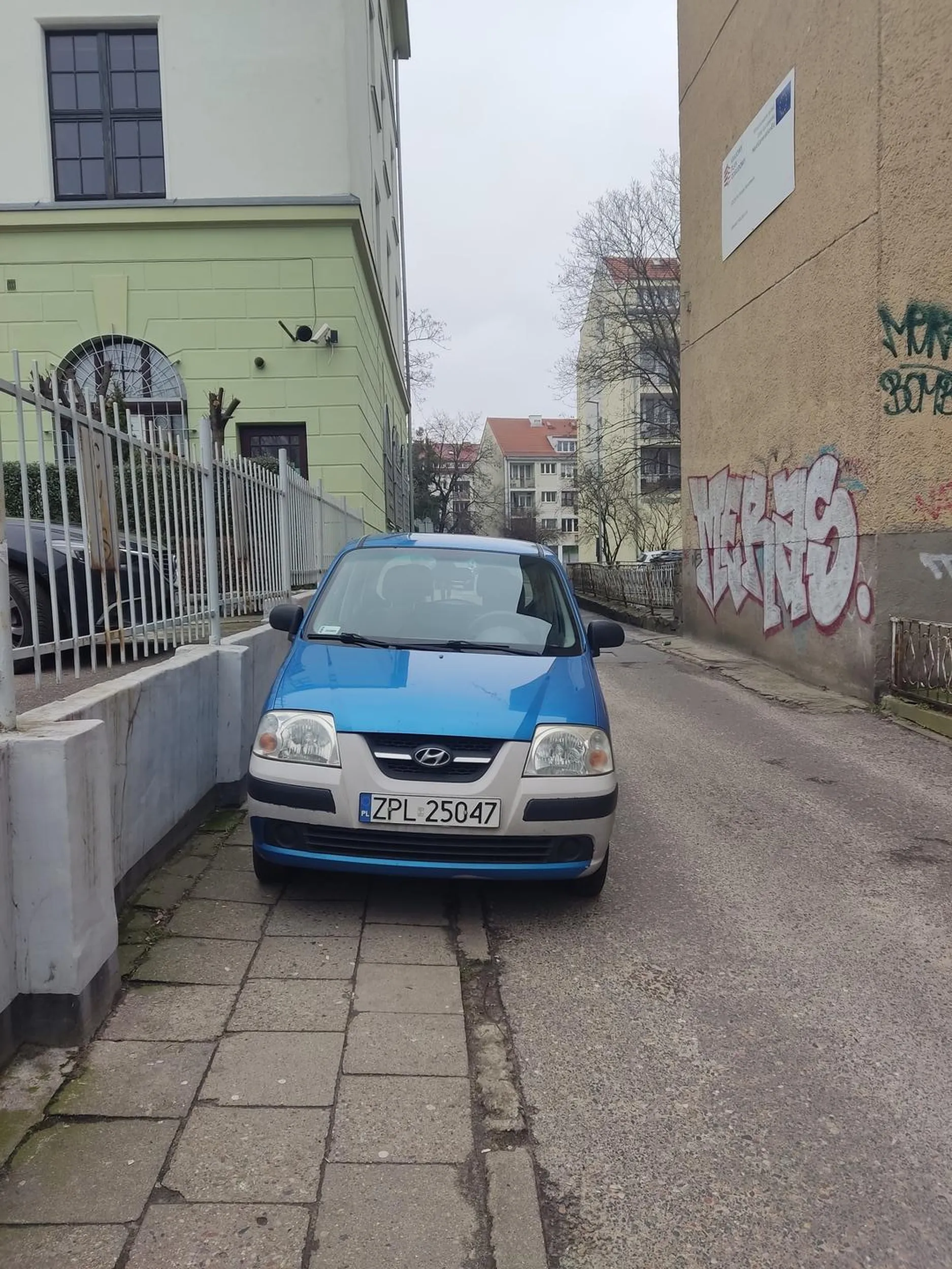 Zastawienie przejścia dla pieszych w okolicy Książnicy Pomorskiej w Szczecinie na ul. Podgórnej 15. Zabrakło miejsca na parkingu przed budynkiem i w okolicy, więc Hyundai Atos Prime stanął właśnie tak, że utrudnił życie pieszym i innym kierowcom.