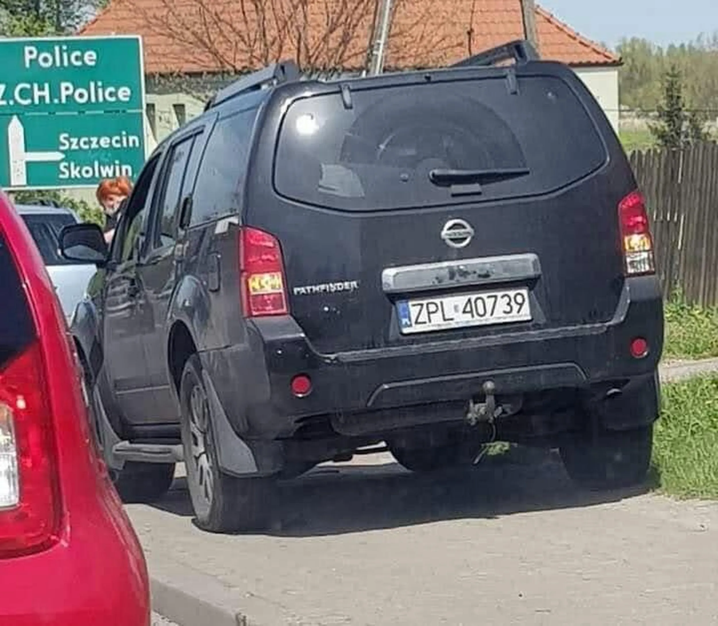 czarny nissan pathfinder psy!