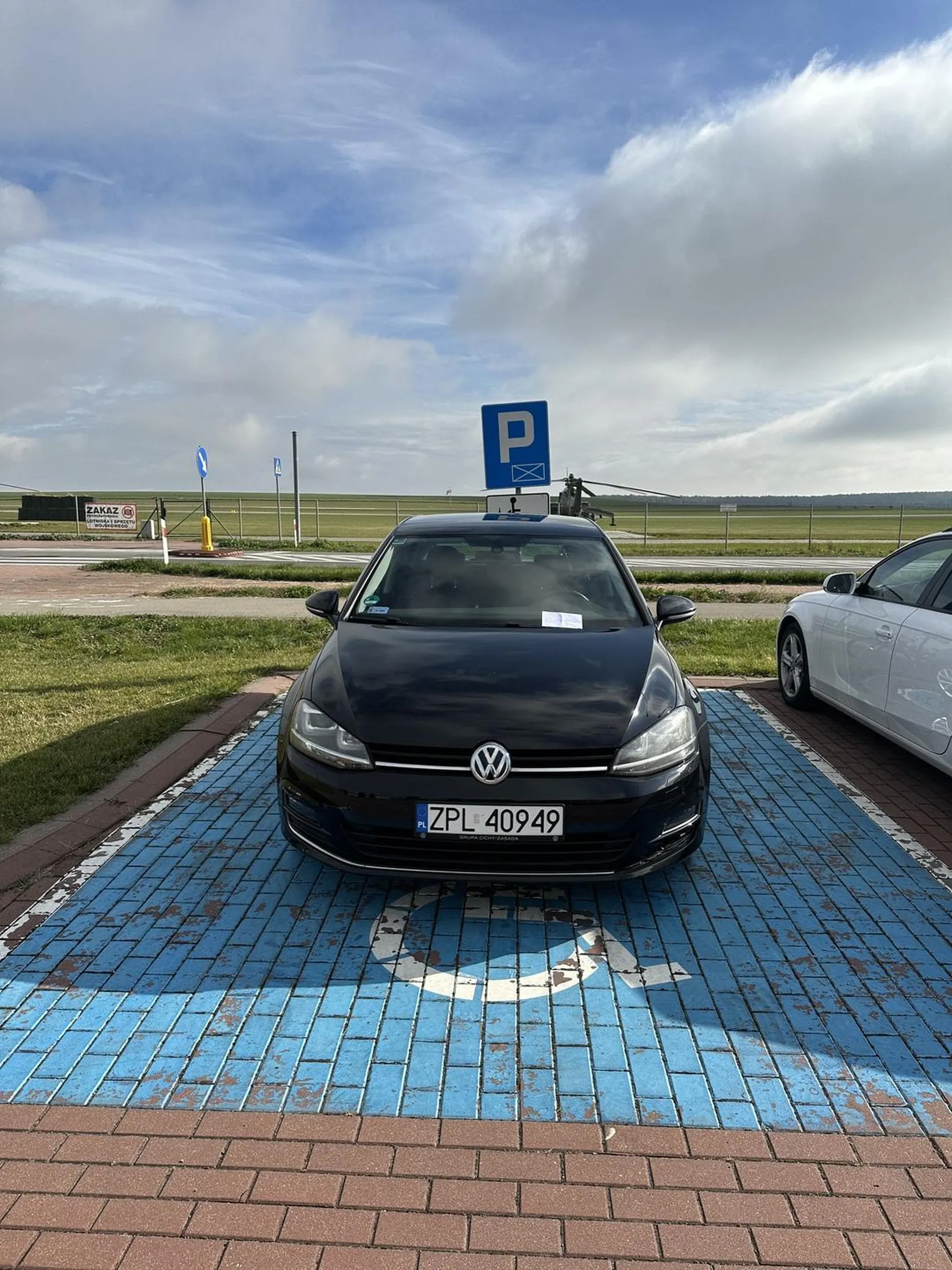 Stoi na miejscu dla niepełnosprawnych i gra cwaniaka