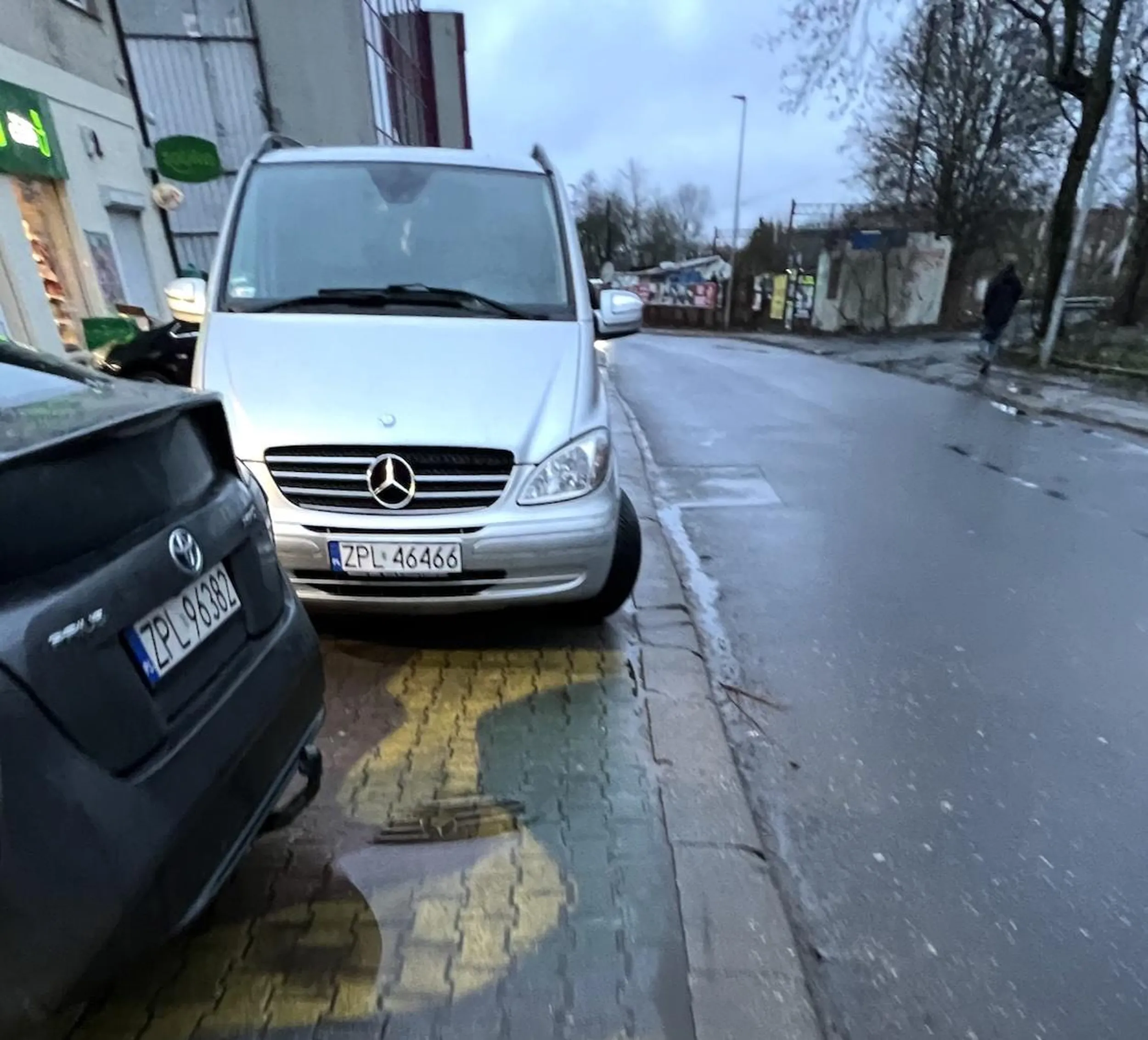 kobieto przecież możesz zjechać tym wózkiem z dzieckiem na ulice, a gdzie miałem stanąć? na parkingu? przecież to 15m dalej!