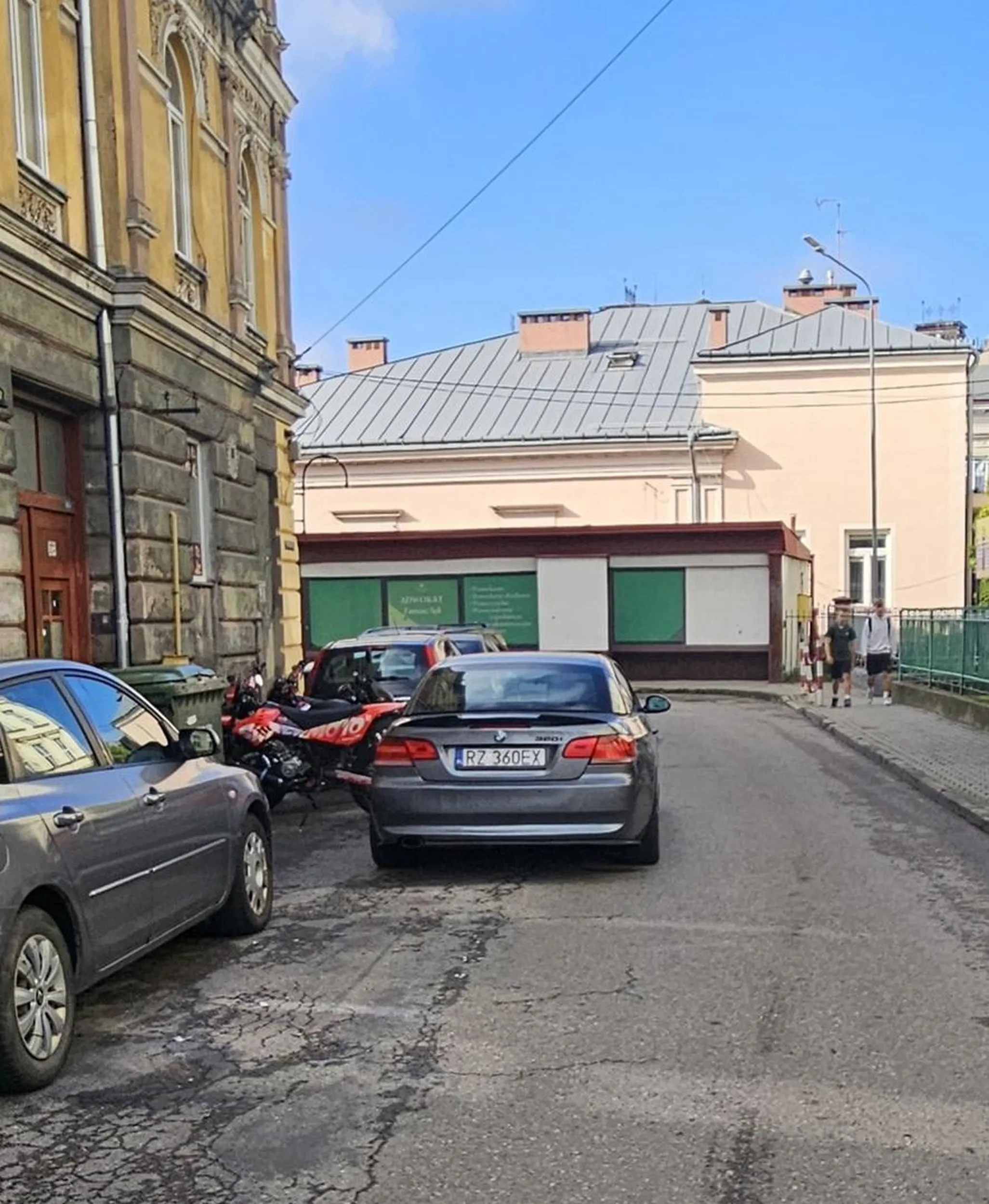 Małolatko znak stopu do czegoś zobowiązuje. Jak również nie wiem czy wiesz ale posiadasz w samochodzie kierunkowskaz którego też powinnaś użyć. Nie wiem jak zdałaś prawo jazdy ale na dzień dzisiejszy już powinnaś mieć zabrane.