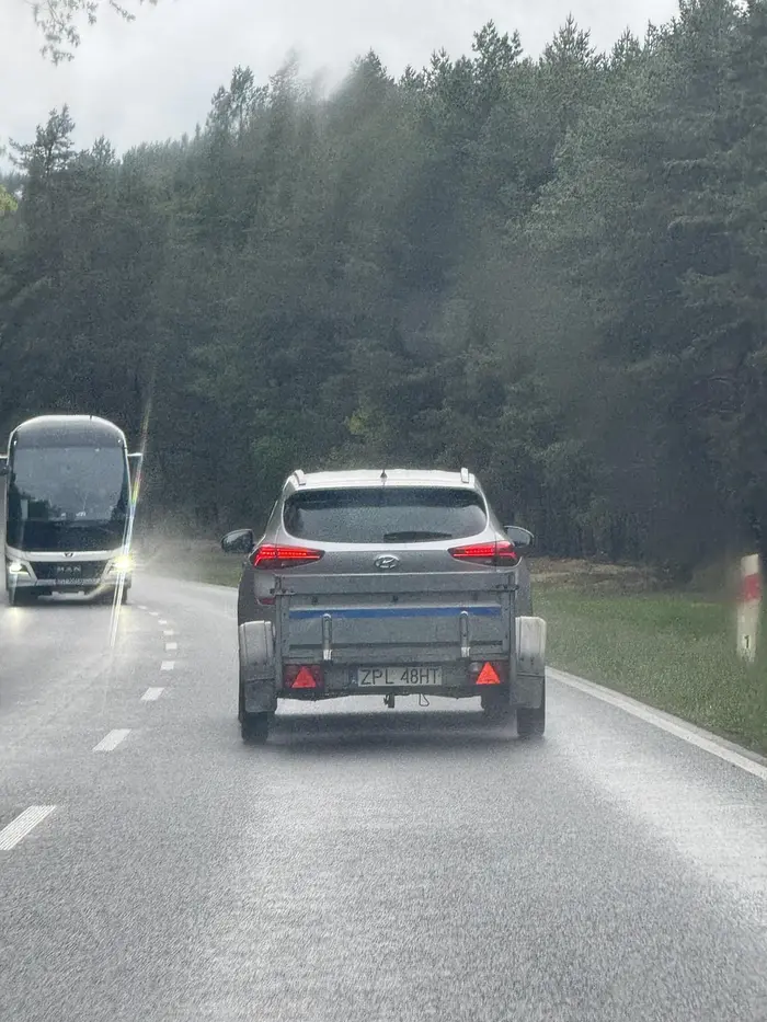 Kolega nie umie wyprzedzac, z przyczepką na jednopasmowej, zmusza inne auta do ustępowania miejsca inaczej zabiłby siebie i całą swoją rodzinę… uważajcie