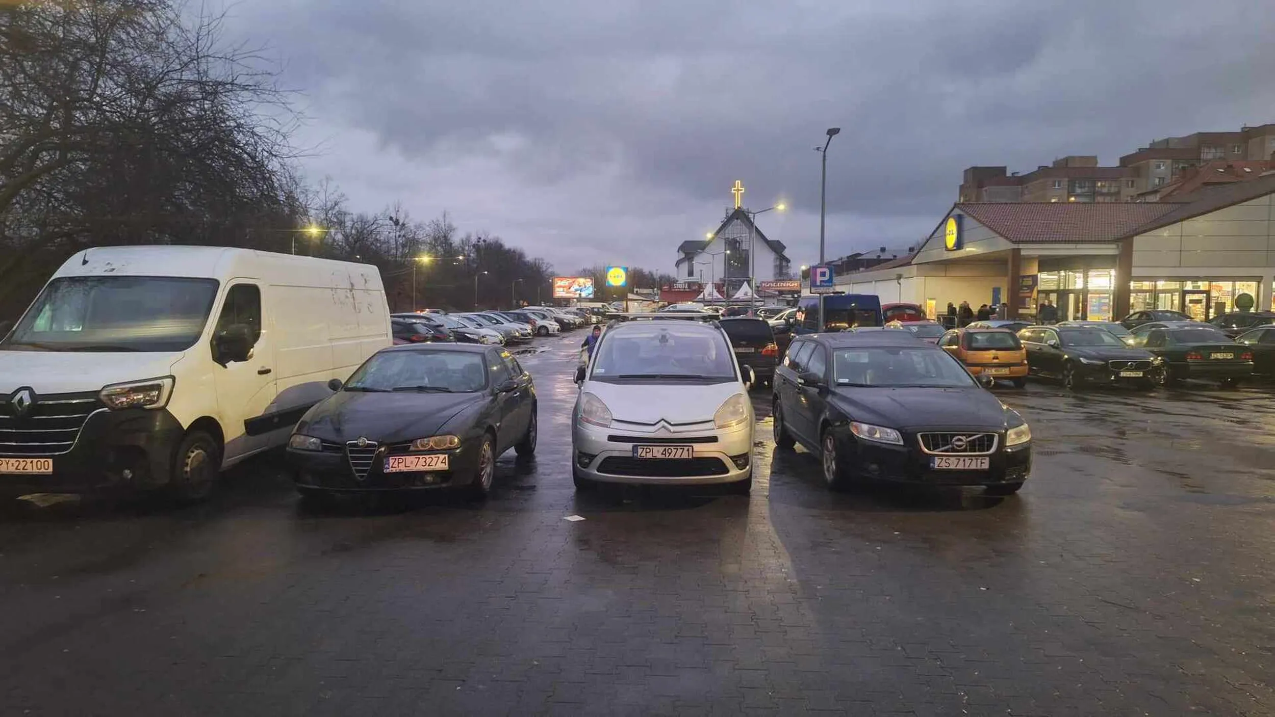Z serii kiedy chcesz się poczuć jak pępek świata i stajesz na środku przejazdu na osiedle
