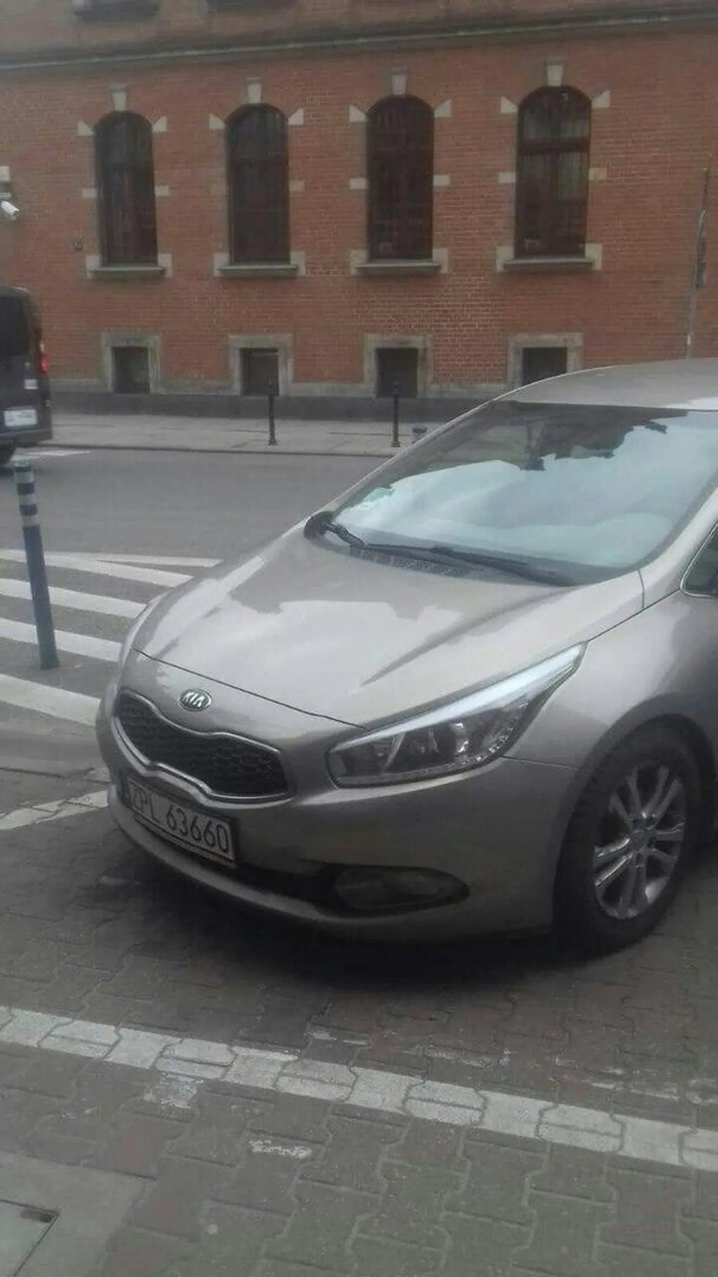srebrana kia ceed psy!