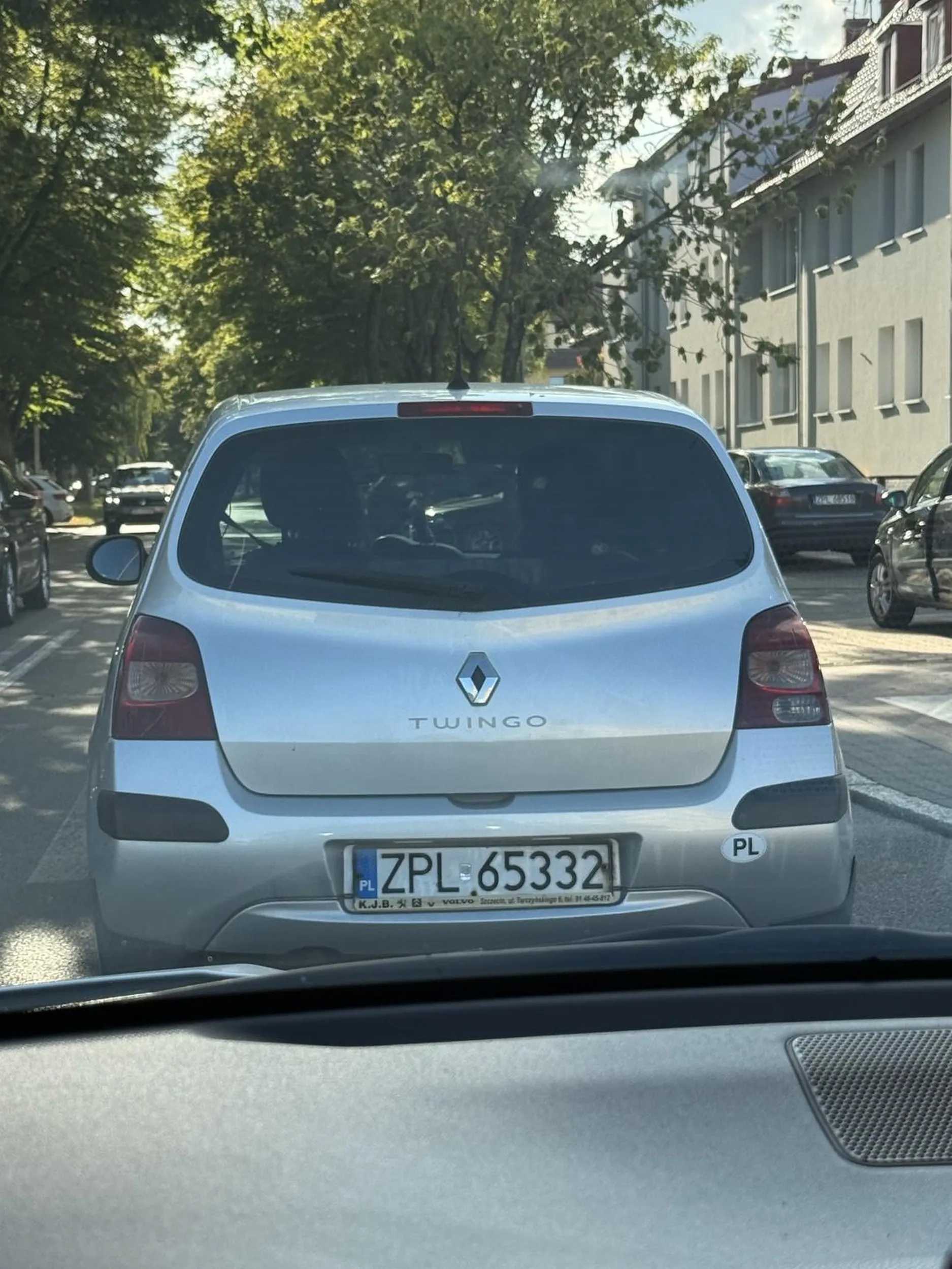 Prowadząca ten bolid zignorowała znak stop ? tym samym wymusiła pierwszeństwo na skrzyżowaniu, zmuszając auta jadące z pierwszeństwem do gwałtownego hamowania. Następnie praktycznie przejechała pieszym na przejściu po stopach.