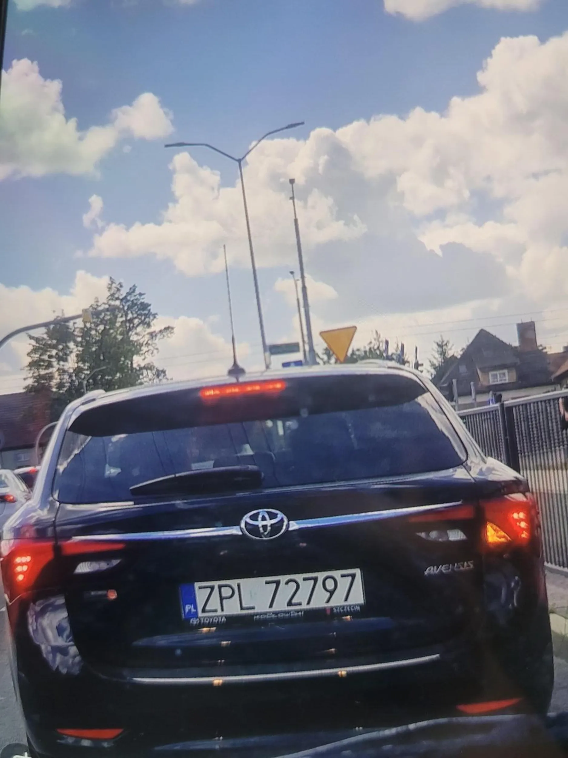 Koleś wciska się na Majdańskiego na centymetry, gdzie za mną było full miejsca. Chyba jakiś gówniarz świeżo po egzaminie robi popisówkę