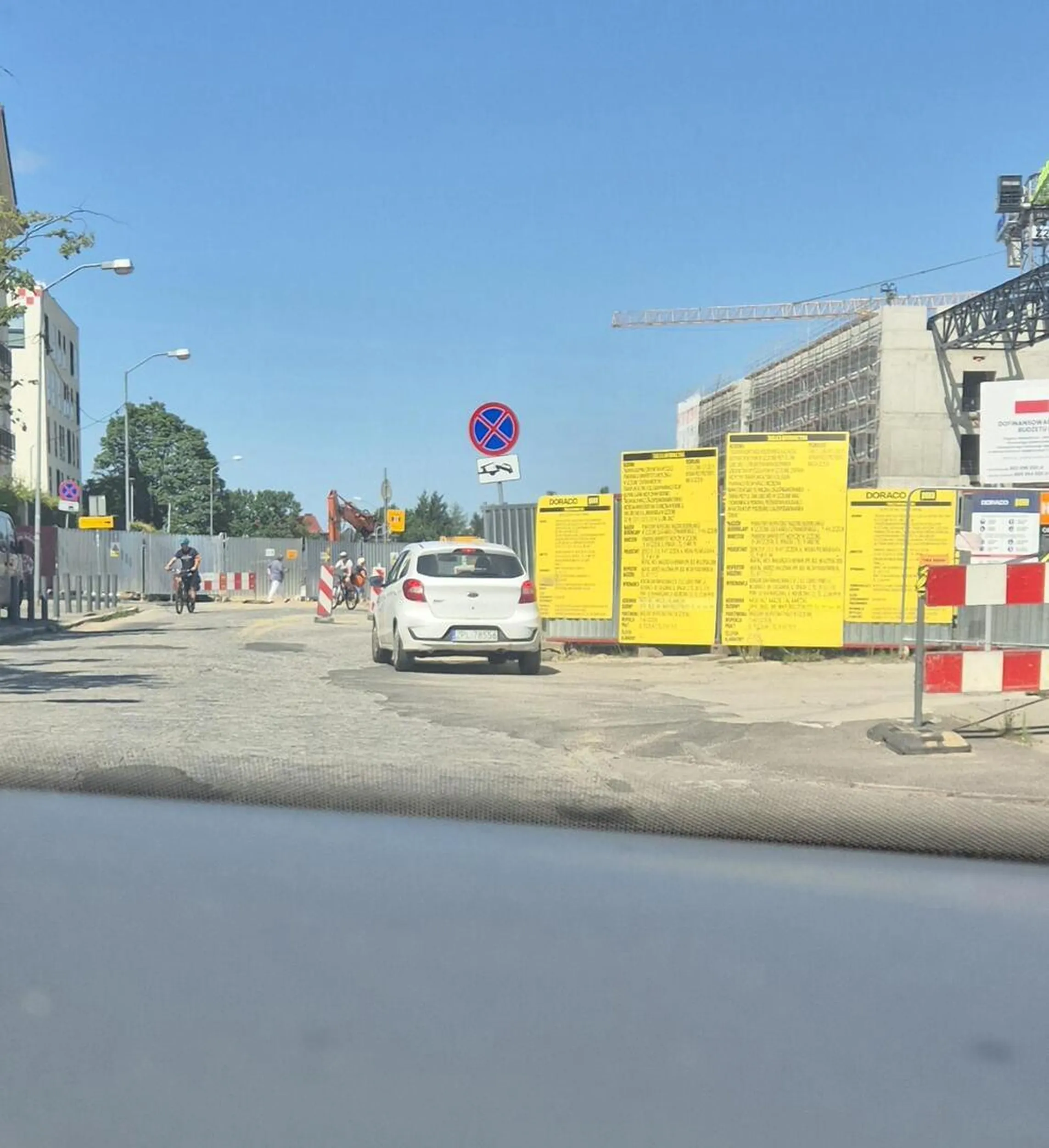 Pani elegancko zostawiła samochód na awaryjnych, blokując połowę pasa i poszła w bliżej nieznanym celu, utrudniając już i tak niezbyt rozgarnięty ruch podczas budowy