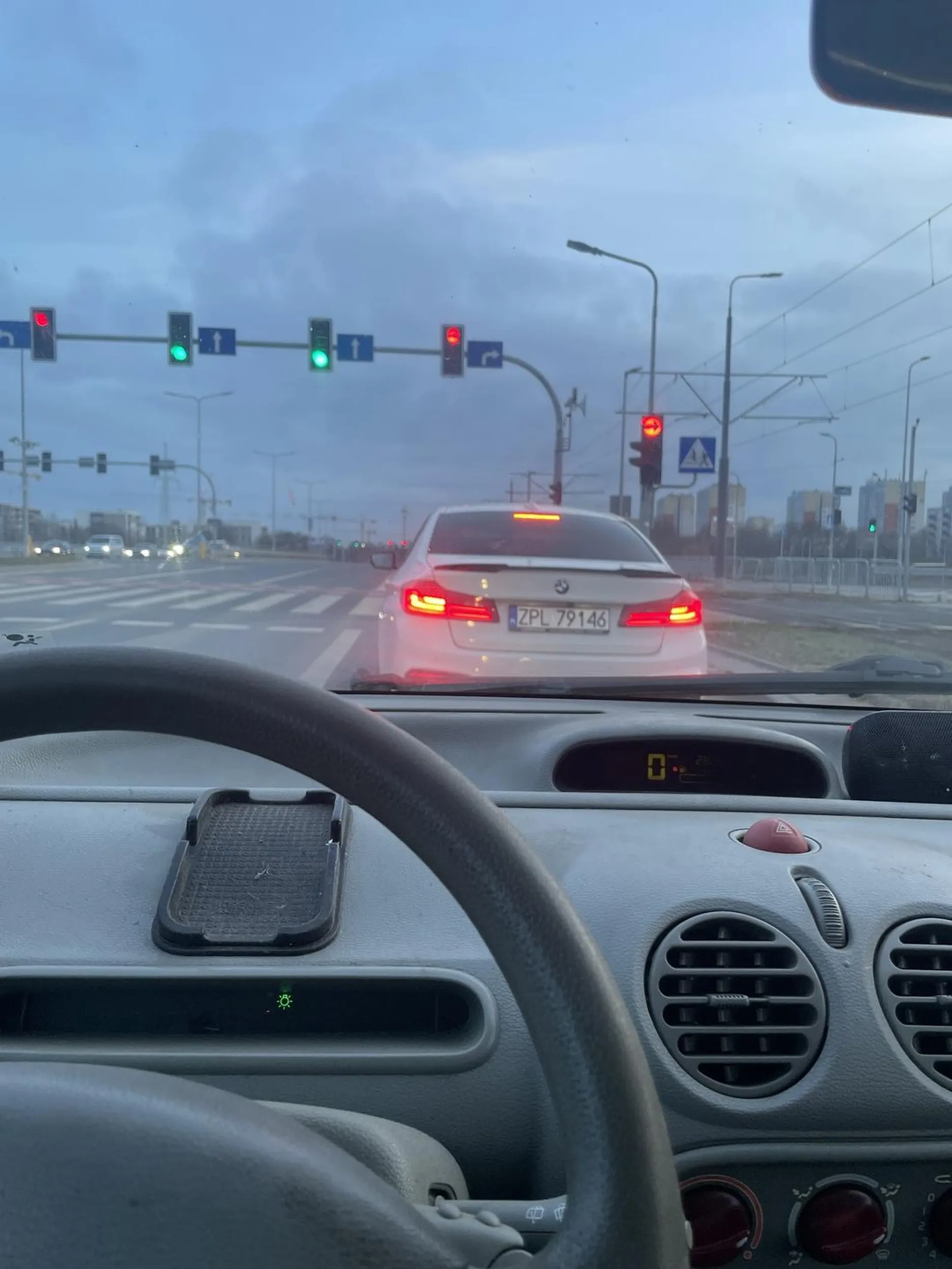 Typowy kierowca BMW, nie wie jakim pasem się poruszać, a na końcu się wcina przed inne auta!