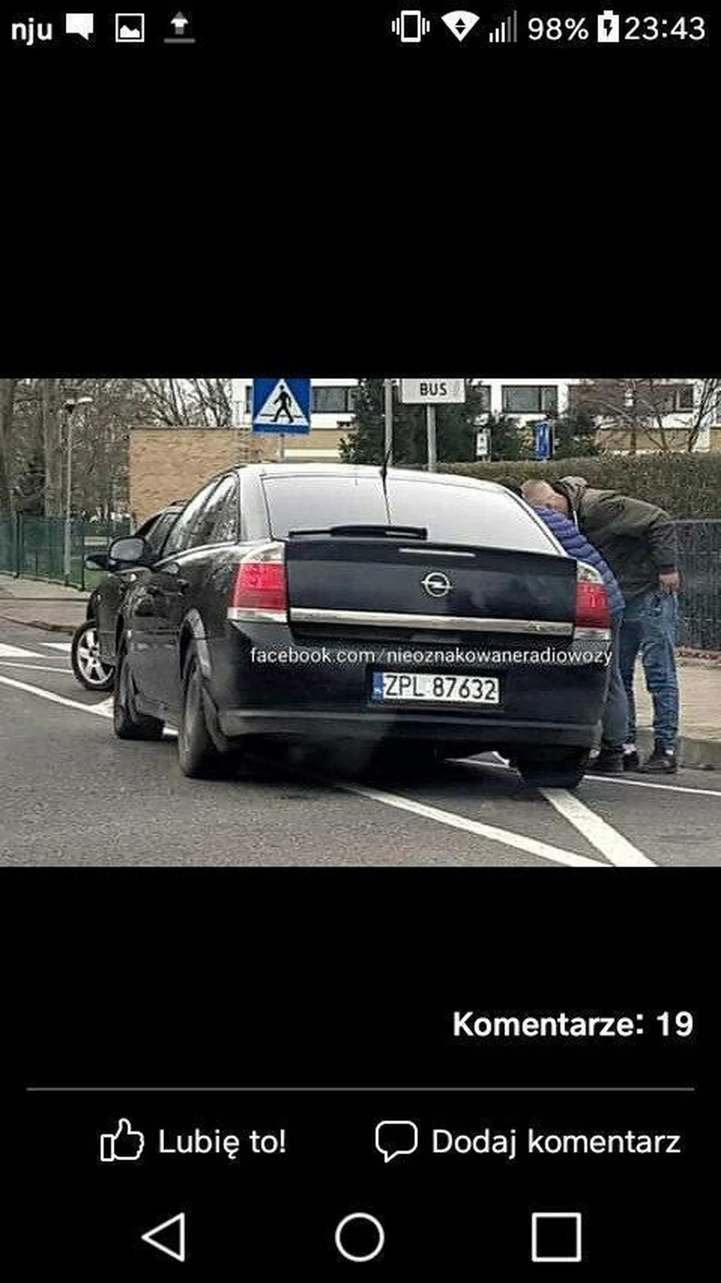 czarny opel astra psy!