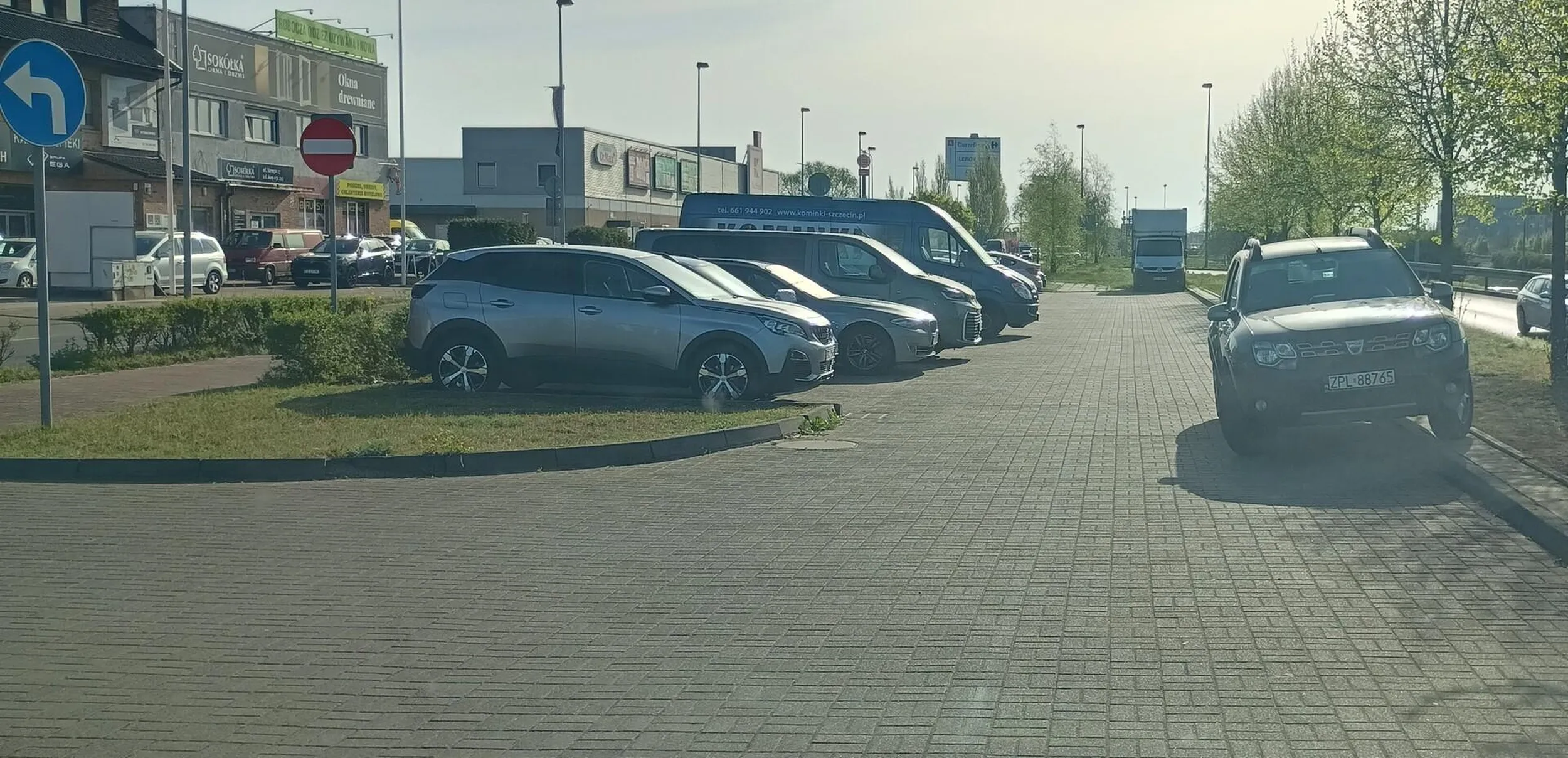 Kolejny inwalida intelektualny. Parkowanie na wjeździe na parking choć są wolne miejsca.