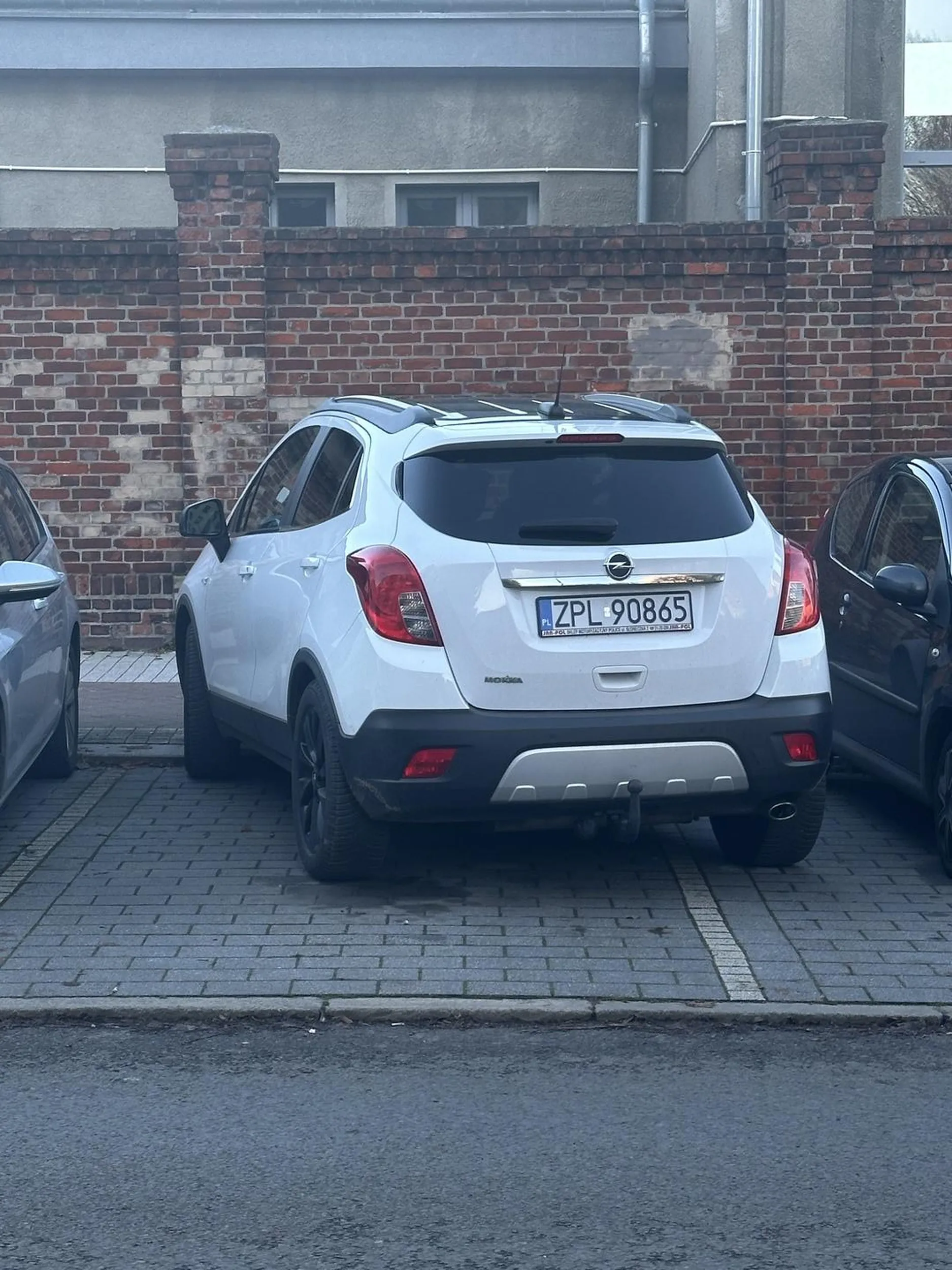 Stary dziad co jeszcze twierdzi że stoi prawidłowo i sadzi się jak uwagę mu zwróciłem ??