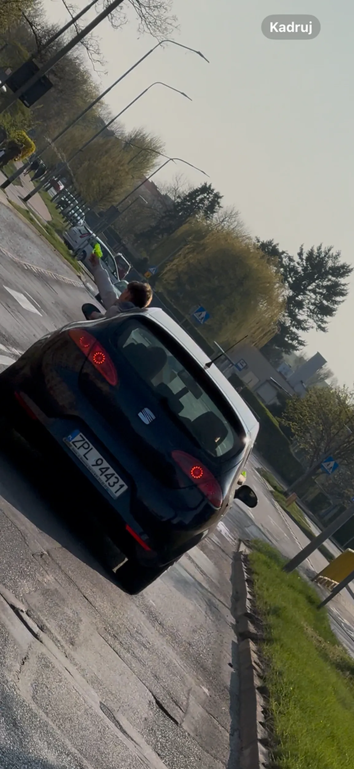 Karygodne zachowanie dzieci, każdy przechodzący przechodzień dostał wodą po głowie (jedno dziecko strzelało z lewej, drugie dziecko strzelało z prawej) kierowca oczywiście 0 jakiej kolwiek reakcji wobec sprostowania zachowania dziecka