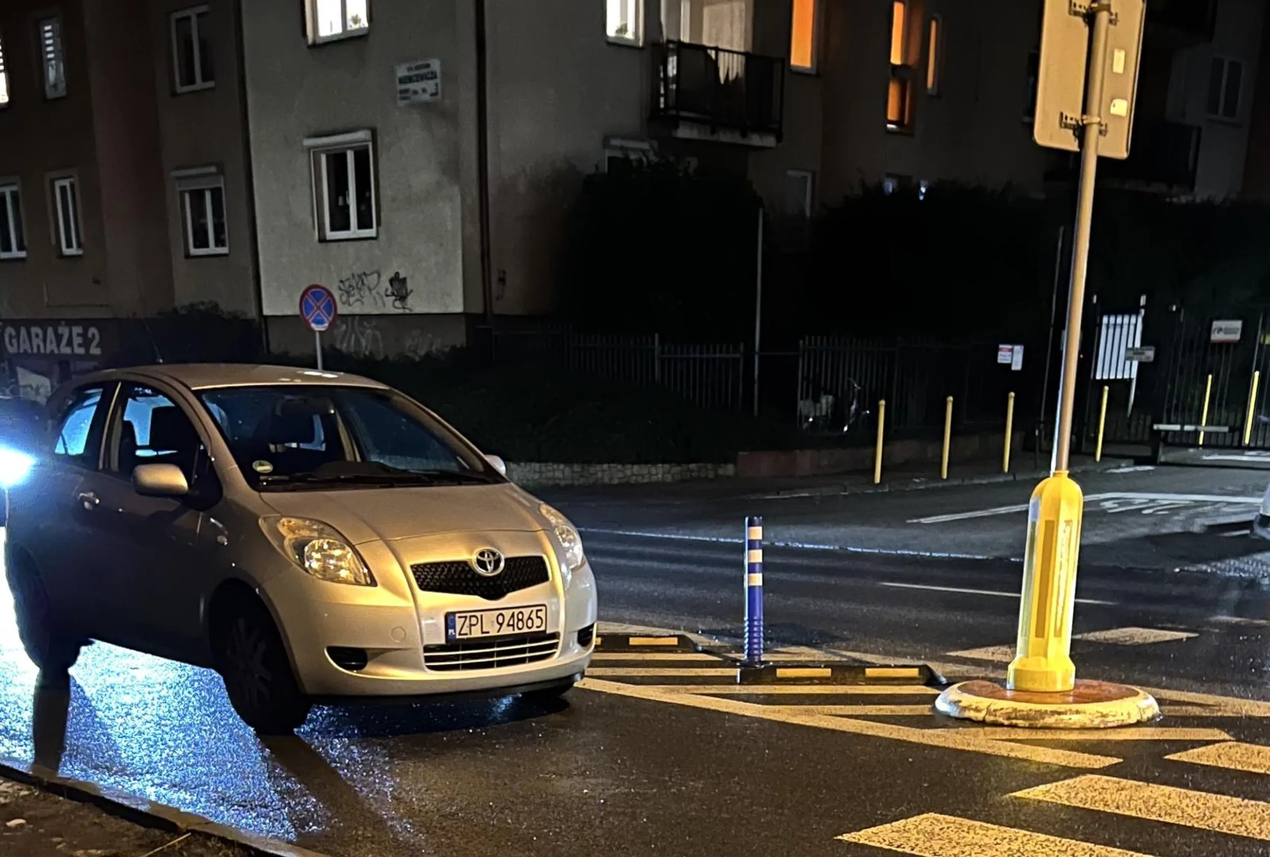 Proszę Państwa oto pierwsza w Szczecinie zajezdnia samochodowa ulokowana bezpośrednio na przejściu dla pieszych!