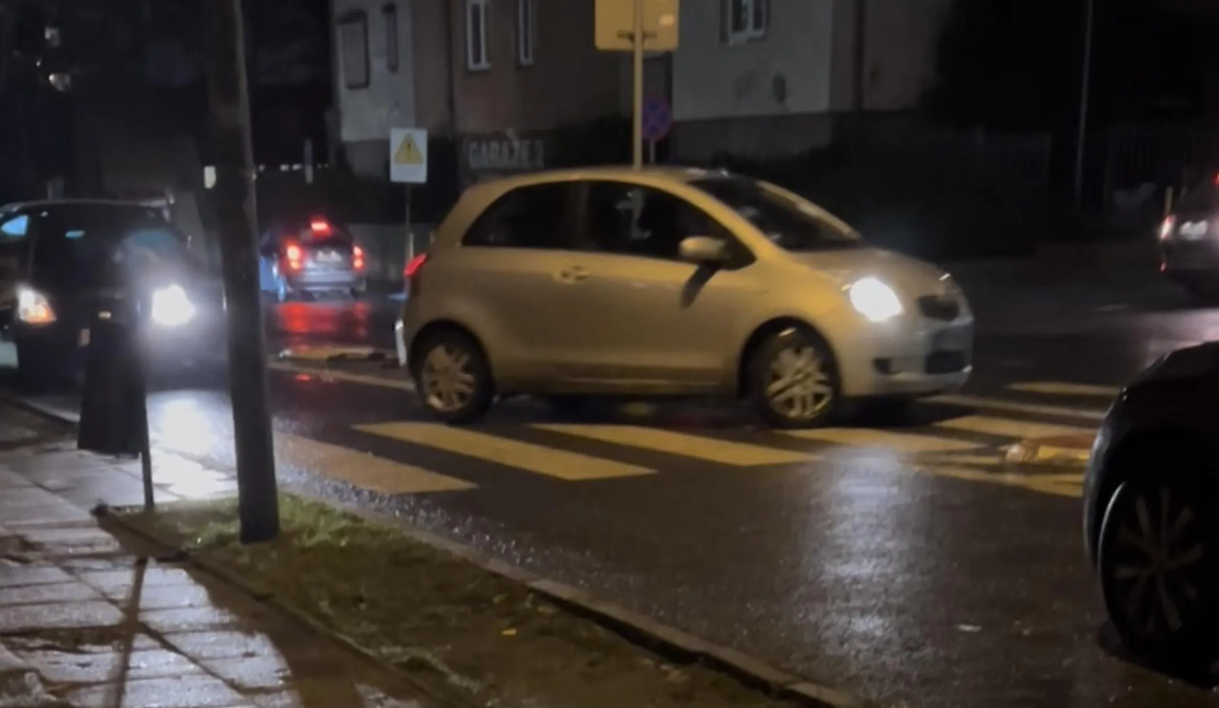 Proszę Państwa oto pierwsza w Szczecinie zajezdnia samochodowa ulokowana bezpośrednio na przejściu dla pieszych!