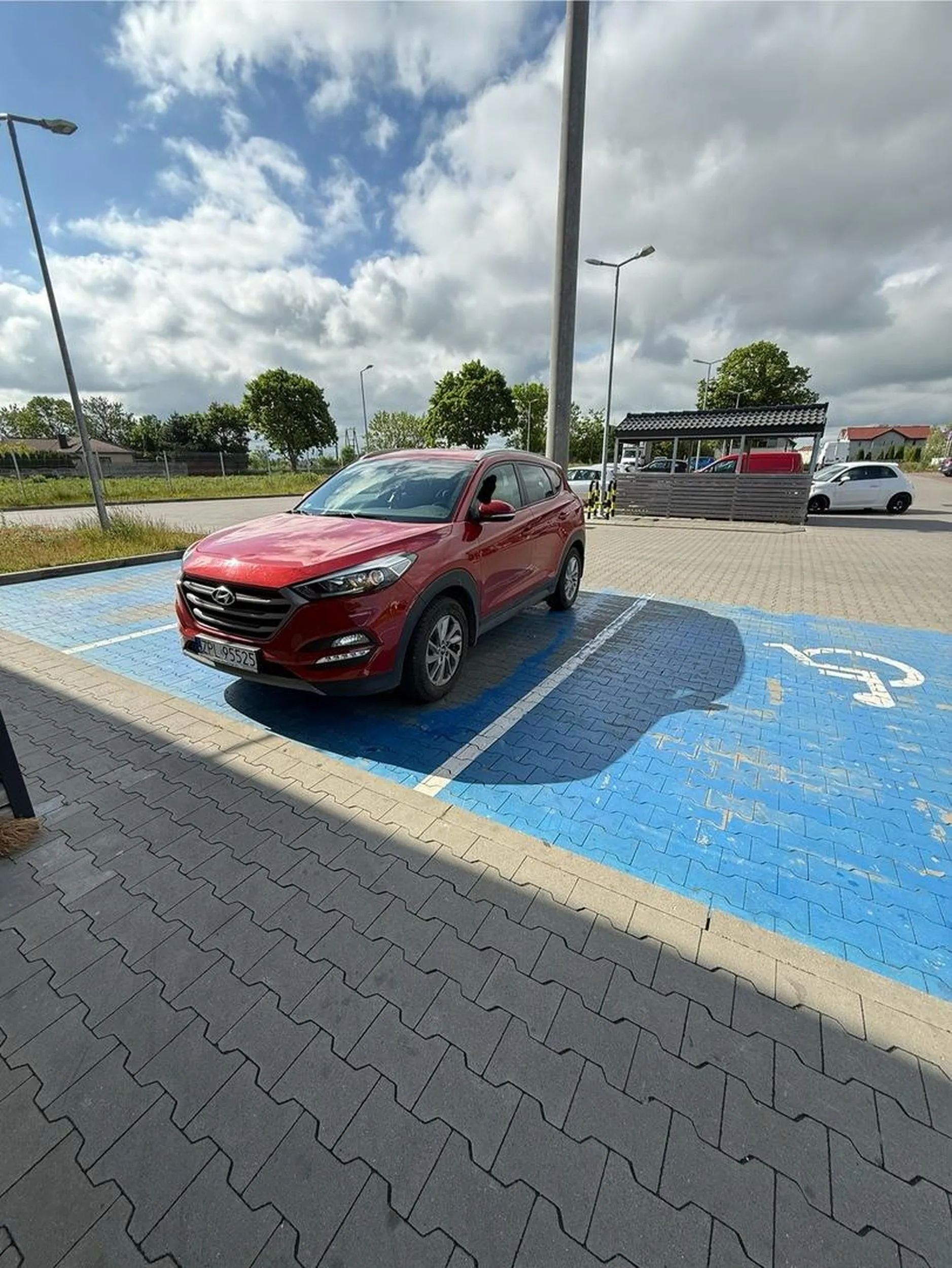 Nieładnie tak parkować na miejscu dla niepełnosprawnego jak się nie ma plakietki. W dodatku przez cały czas jak nieuprzejma blondynka robiła zakupy jakiś facet siedział za kółkiem z włączonym silnikiem.