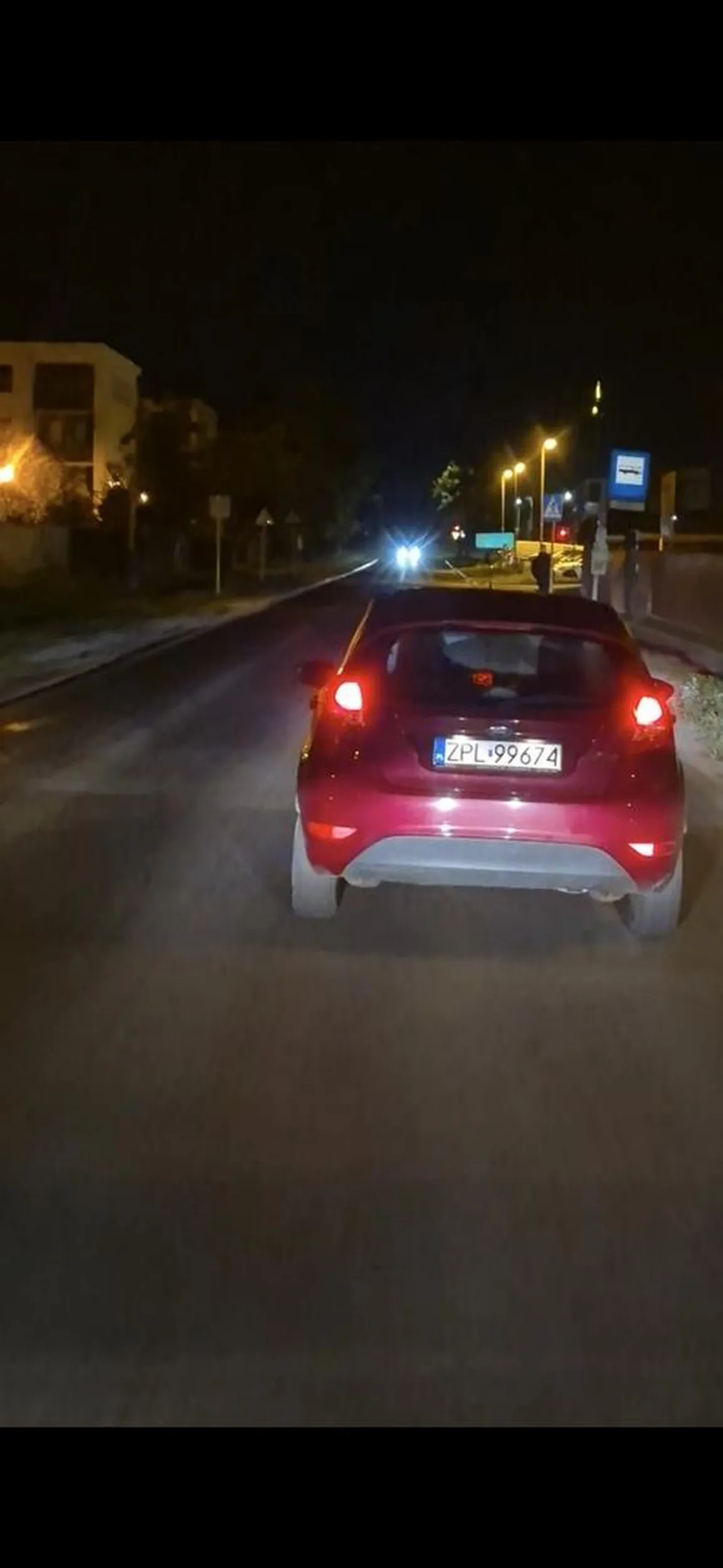 Gościu mógłbyś się nauczyć jeździć. Widzi, że jedzie bus, to nie, musi wjechać dosłownie przede mnie. Jeszcze jakby przyspieszył to bym nie zareagował. Ale specjalnie wolno jechał. Zatrąbiłem, a ten wystawił rękę przez okno I do mnie środkowego palca. Kultura? Chyba ten osobnik nie wie co to znaczy.