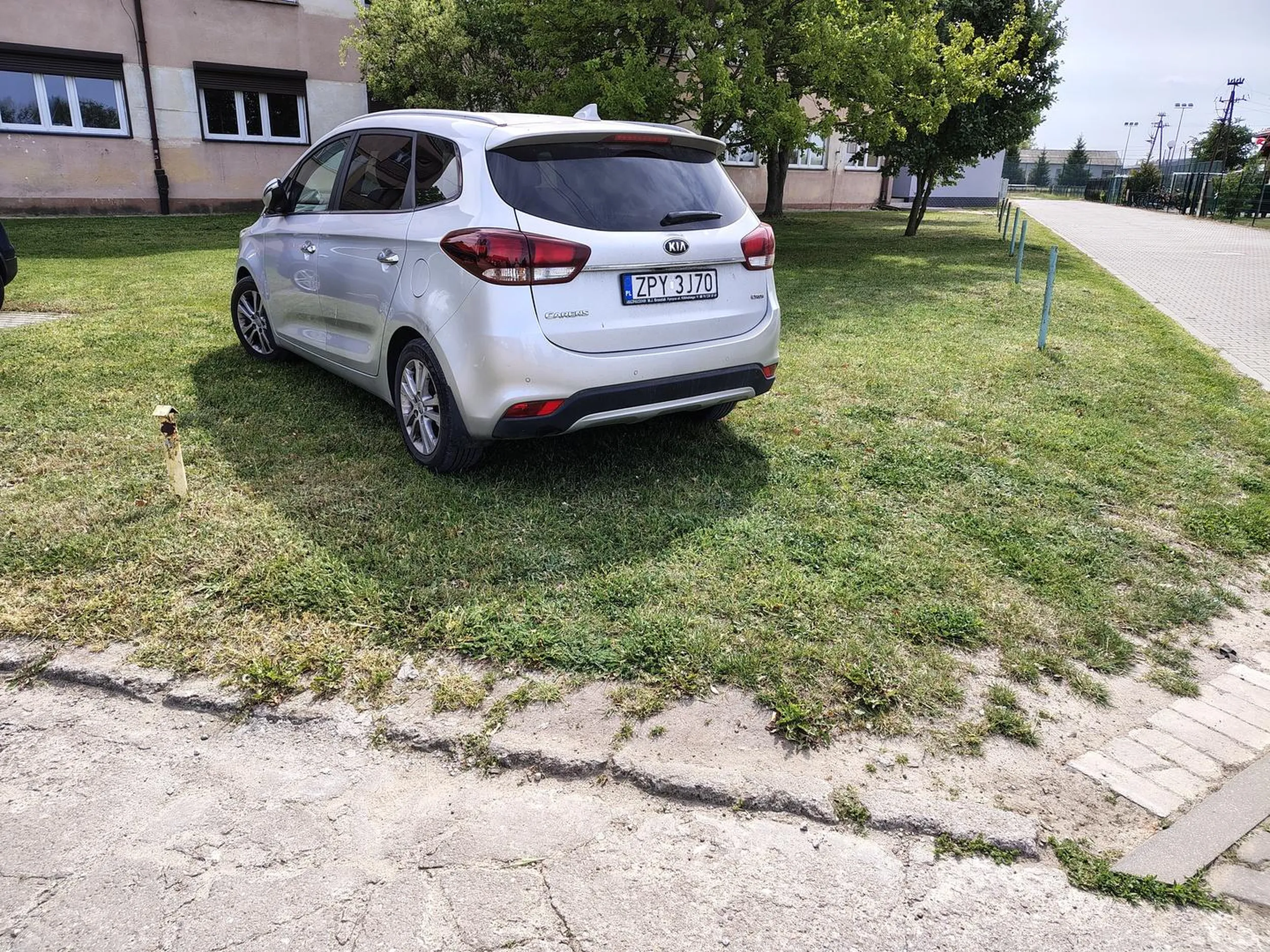 Ładne parkowanie na trawniku