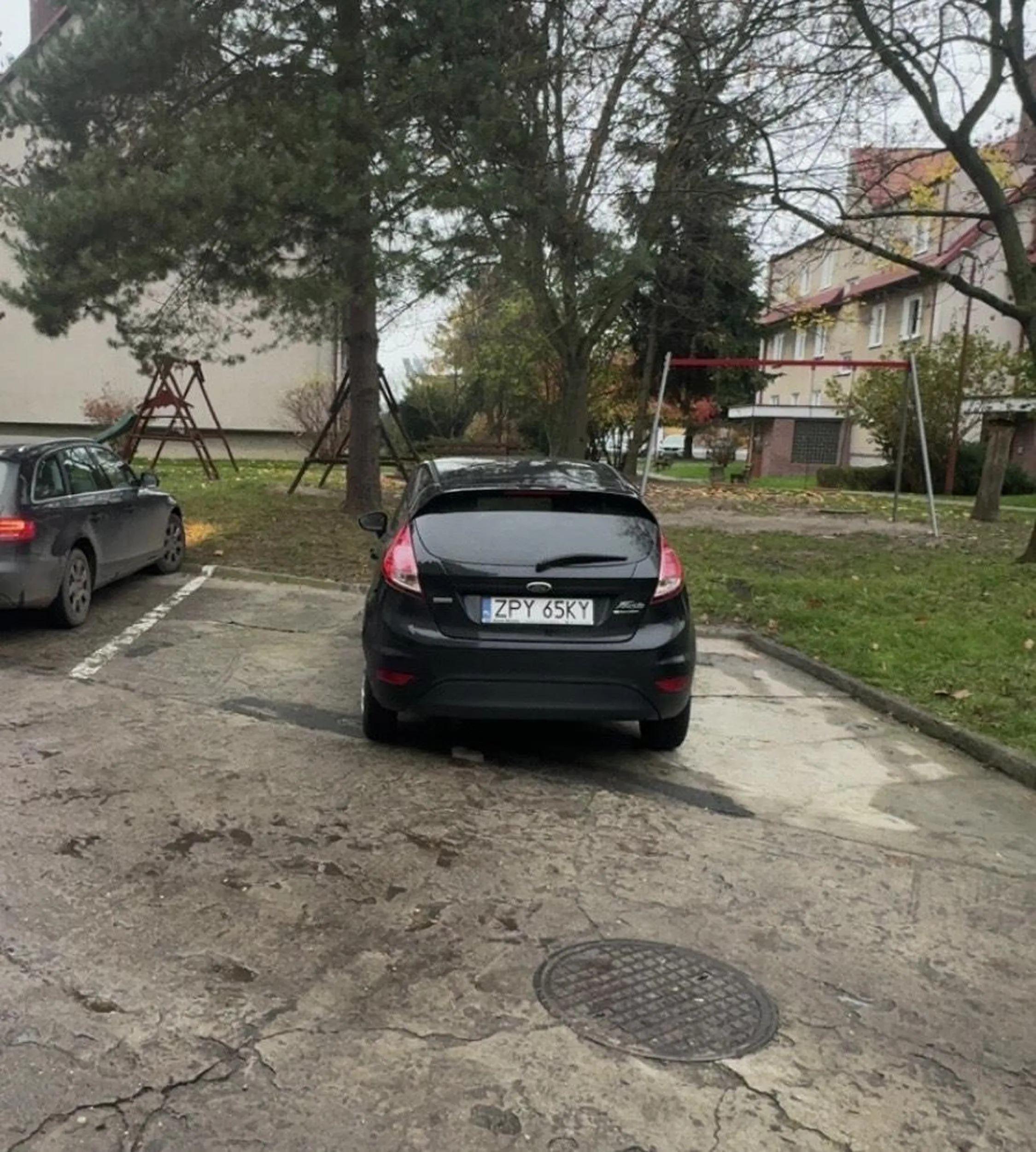 Zapraszam się cofnąć na naukę jazdy i podszkolić parkowanie. NIKT nigdy tu tak nie staje, bo miejsc jest bardzo mało i mieszkańcy tego osiedla wiedzą, jak się parkuje.