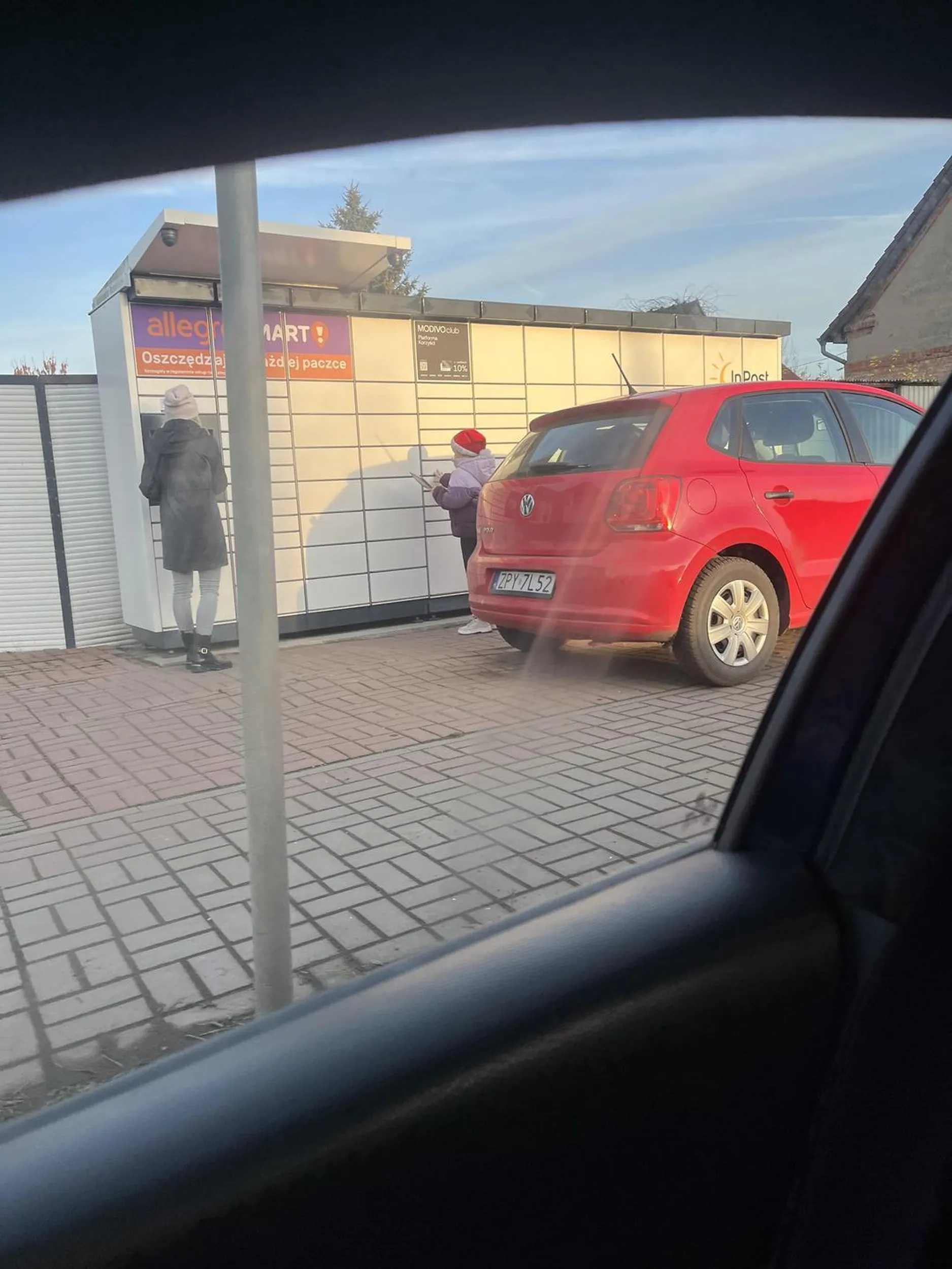 Jeszcze laleczko wjedź do tego paczkomatu żeby bombelki były zadowolone ? Same tempaki z tego ZPY