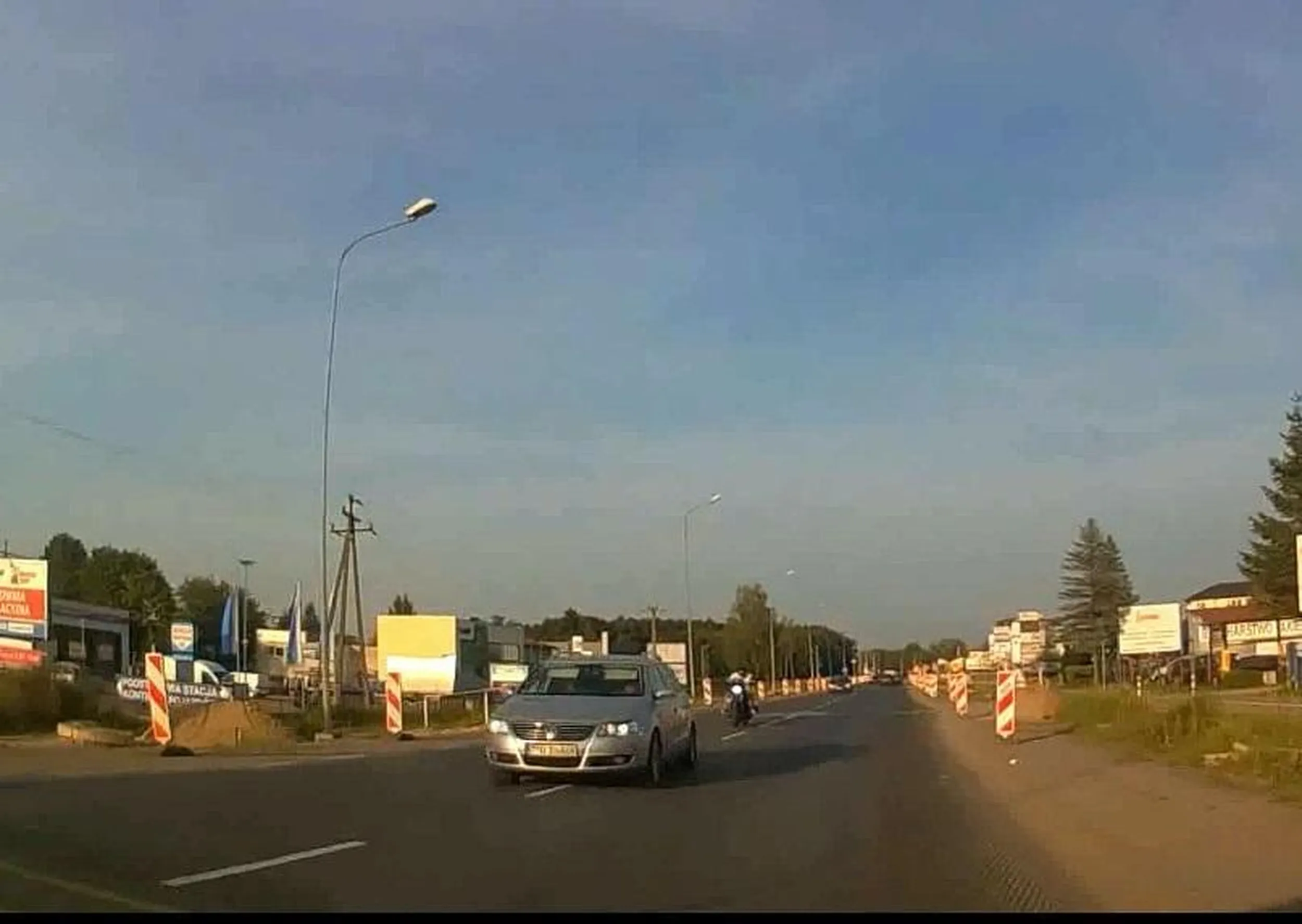 Droga remontowana, a ten pędzi sporo za szybko i przekracza oś jezdni.......