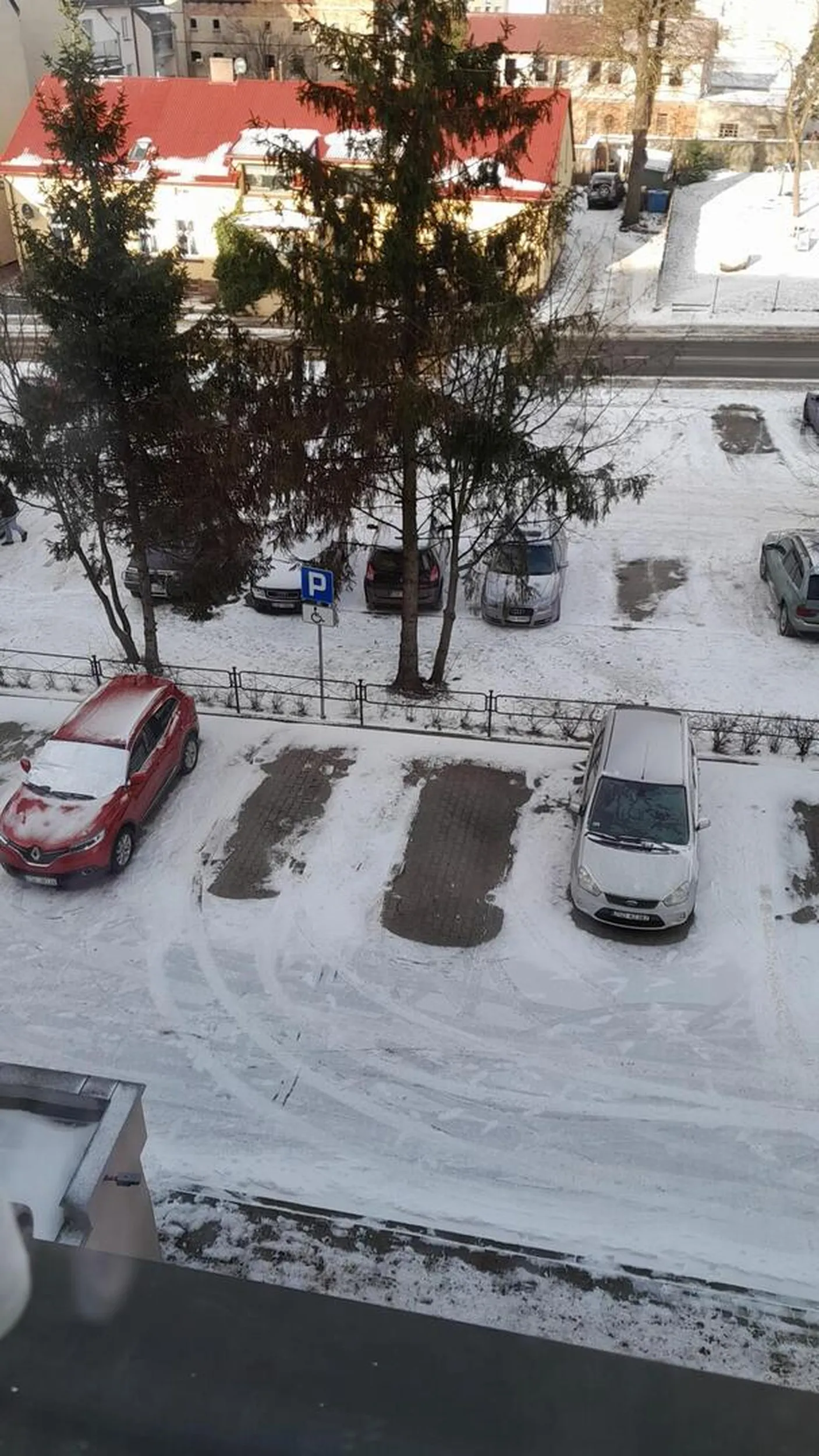 Panie  starszy kierowco proszę  parkować  ns swoim miejscu dla inwalidy a nie Pan parkuje za blokiem,  koło bloku przed blokiem Pan jest inwalidą a według przepisów  inwalidą musi parkować na miejscu dla inwalidów  nie pozdrawiam  najlepszego kierowcy że Świdwina.