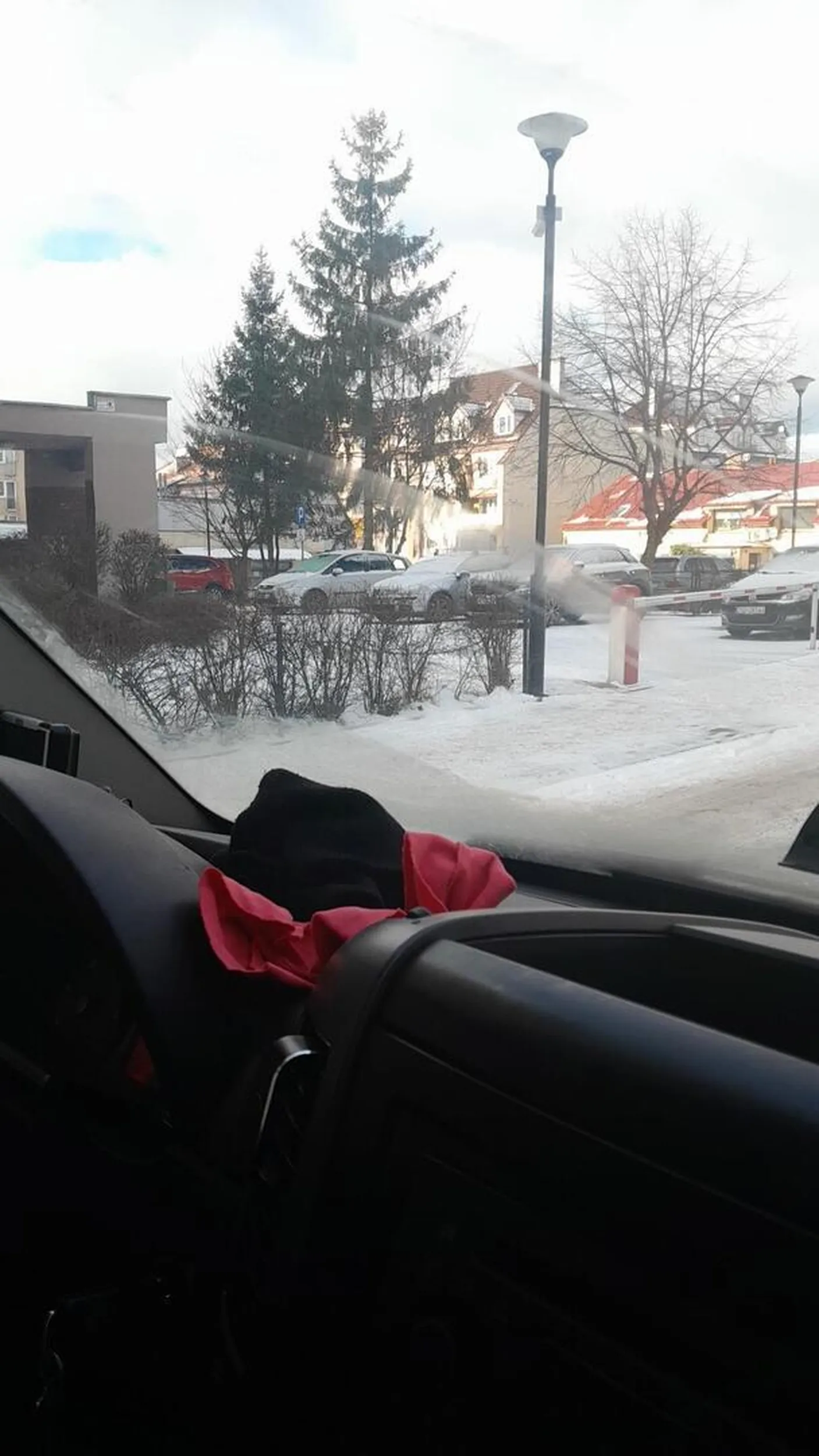 Panie  starszy kierowco proszę  parkować  ns swoim miejscu dla inwalidy a nie Pan parkuje za blokiem,  koło bloku przed blokiem Pan jest inwalidą a według przepisów  inwalidą musi parkować na miejscu dla inwalidów  nie pozdrawiam  najlepszego kierowcy że Świdwina.