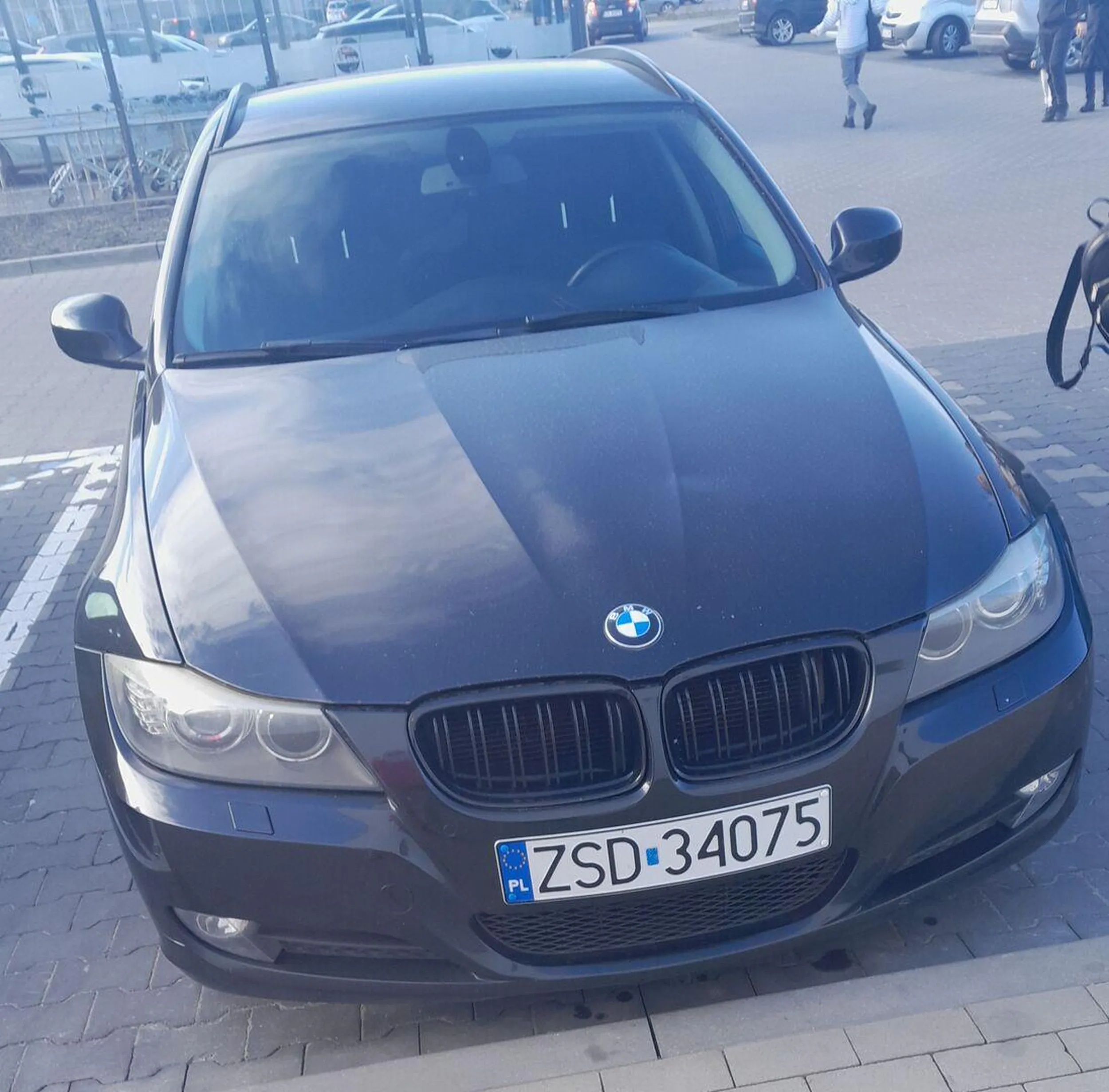 Beszczelnie parkuje na miejscu parkingowym dla rodzin z dziećmi nie jadąc z dzieckiem mając tylko fotelik.