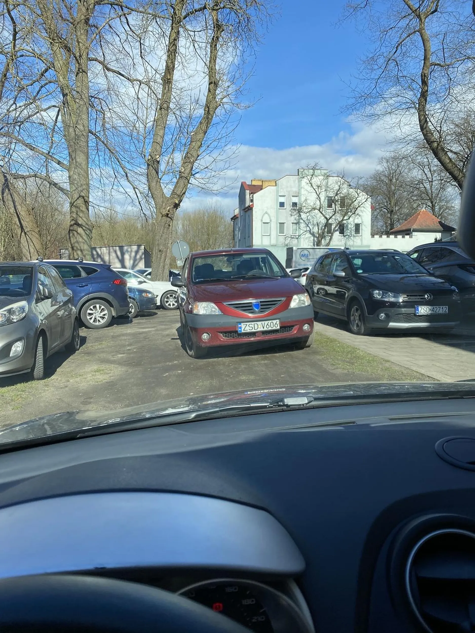 Kierowca zastawił wyjazd z parkingu, brak możliwości wyjechania