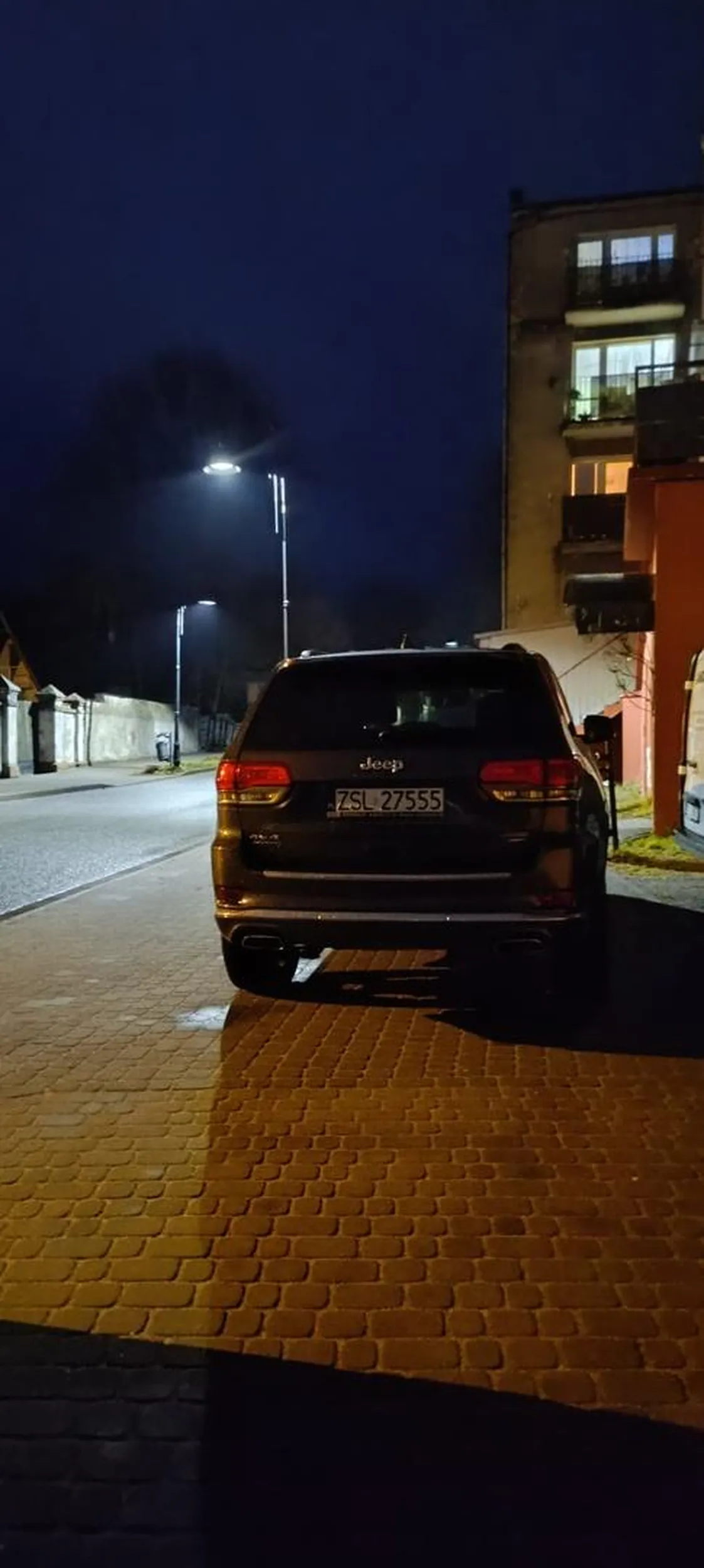 Mądry kierowca zastawił miejsce wjazdu na miejsce parkingowego przy moim bloku do tego zablokował chodnik