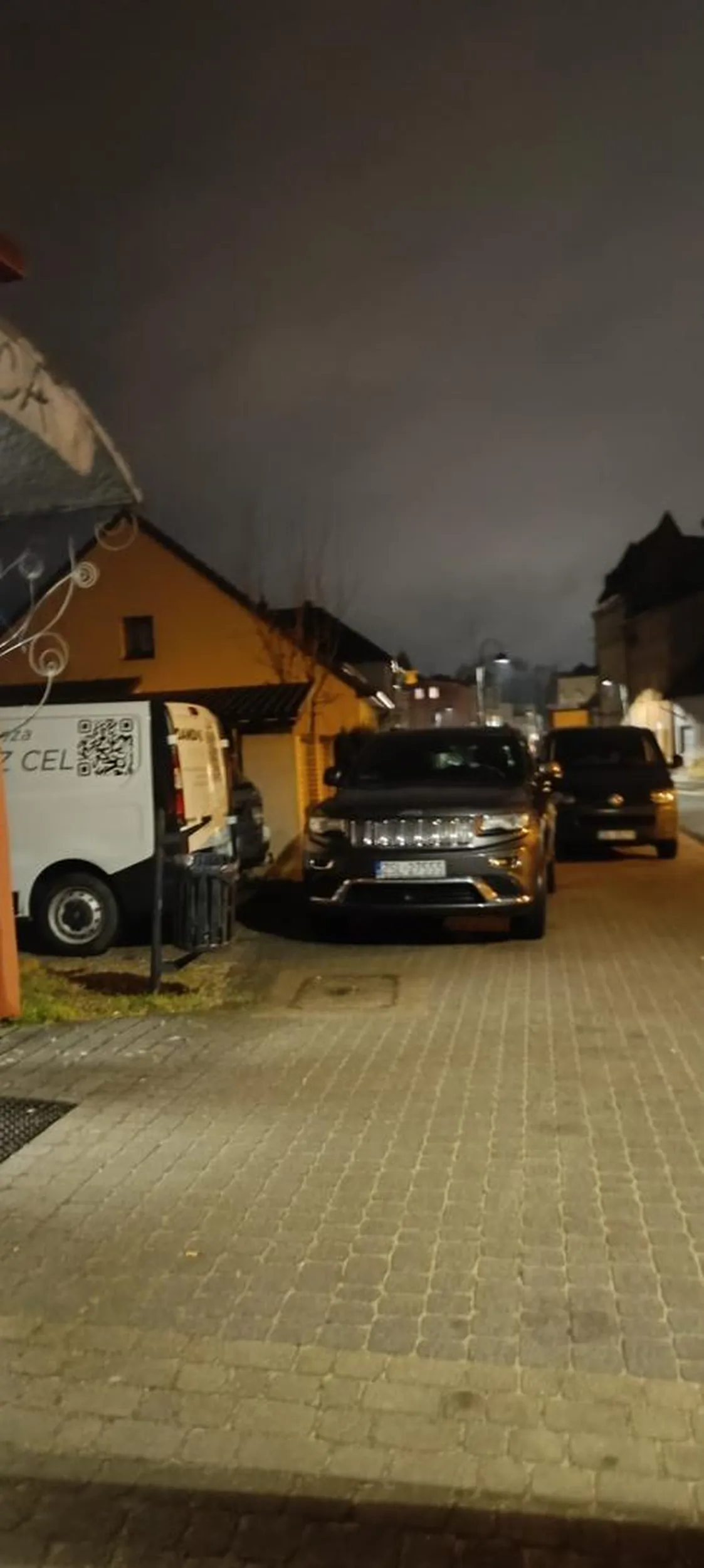 Mądry kierowca zastawił miejsce wjazdu na miejsce parkingowego przy moim bloku do tego zablokował chodnik