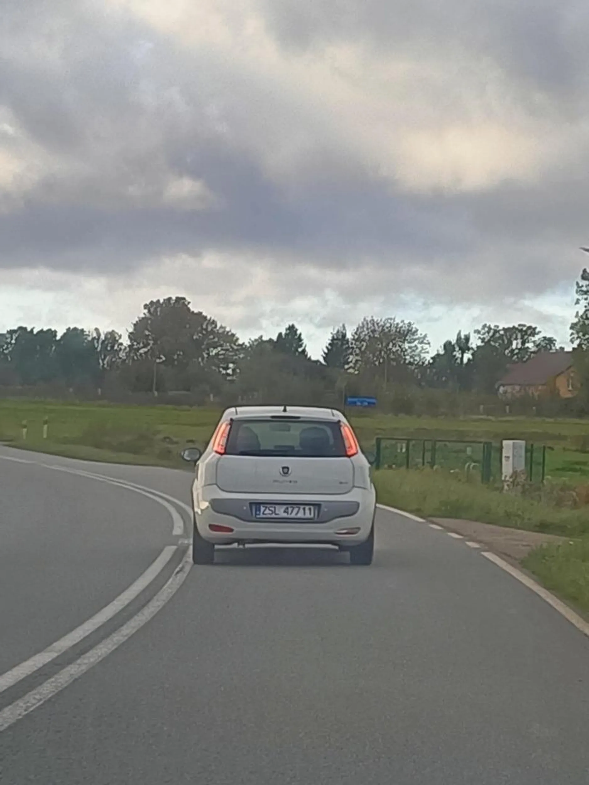 Babsko wyjechało zza zakrętu o mało nie uderzając w maskę samochodu! Byłem świadkiem. Samochód jadący przed musiał zjechać na pobocze!