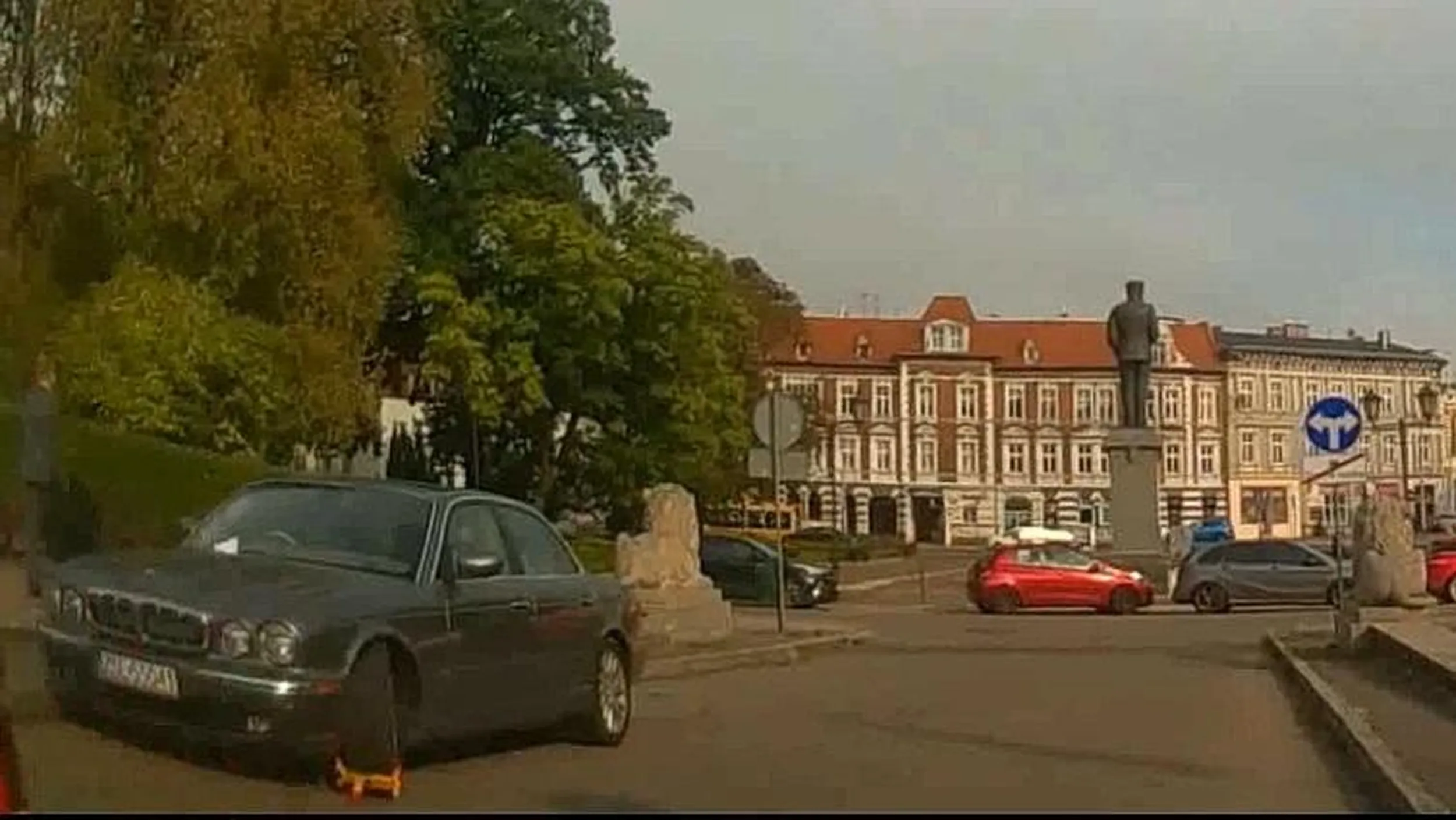 Jaguar z obrączką na kółku.... Czyżby powiew praworządności przed urzędem?....... PS. Tylko z taką obrączką będzie dłużej wadzić na zakazie niż bez.......