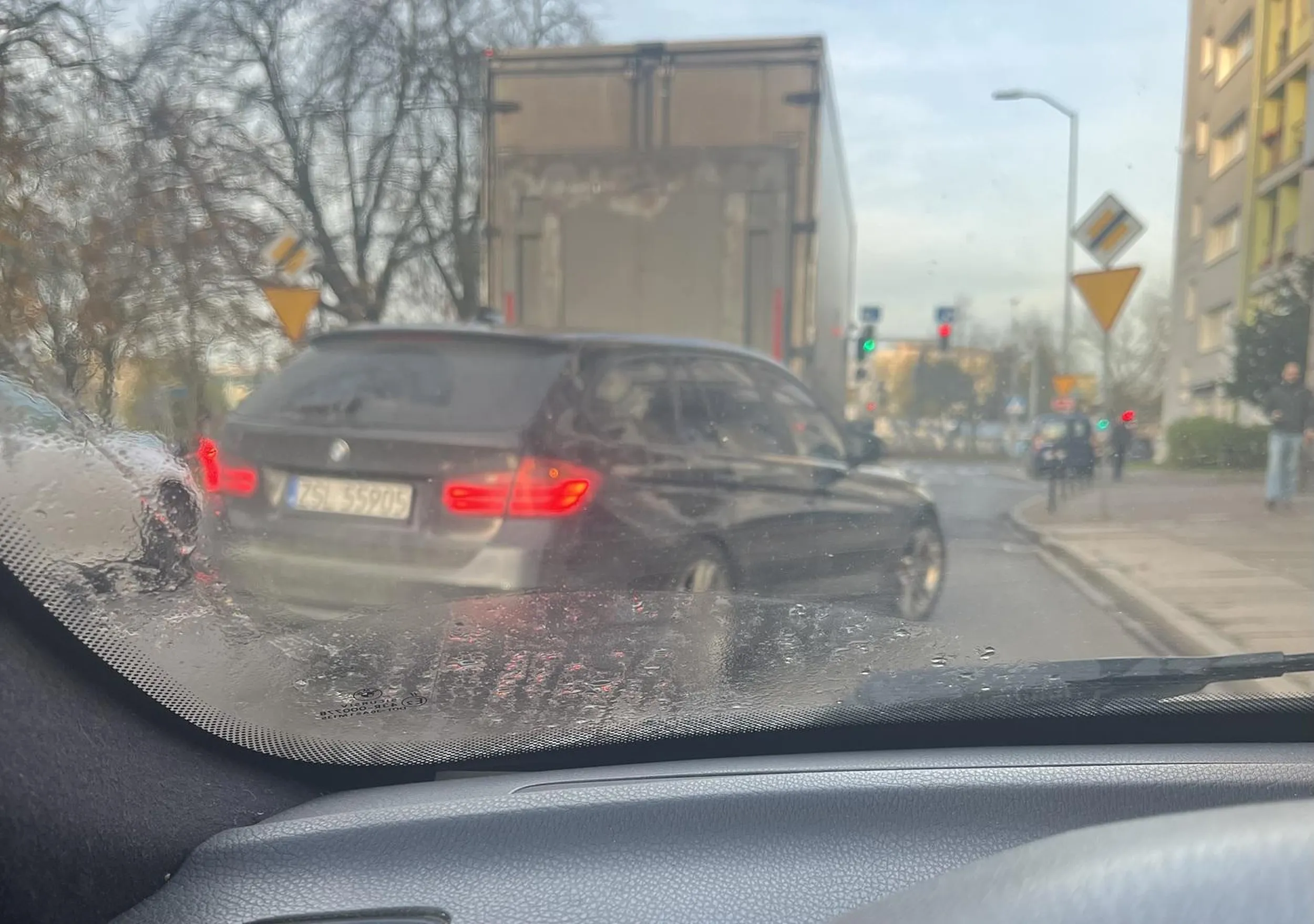 Kierowca próbował wykonać manewr zmiany pasa na linii ciągłej i w rezultacie zablokował oba pasy.