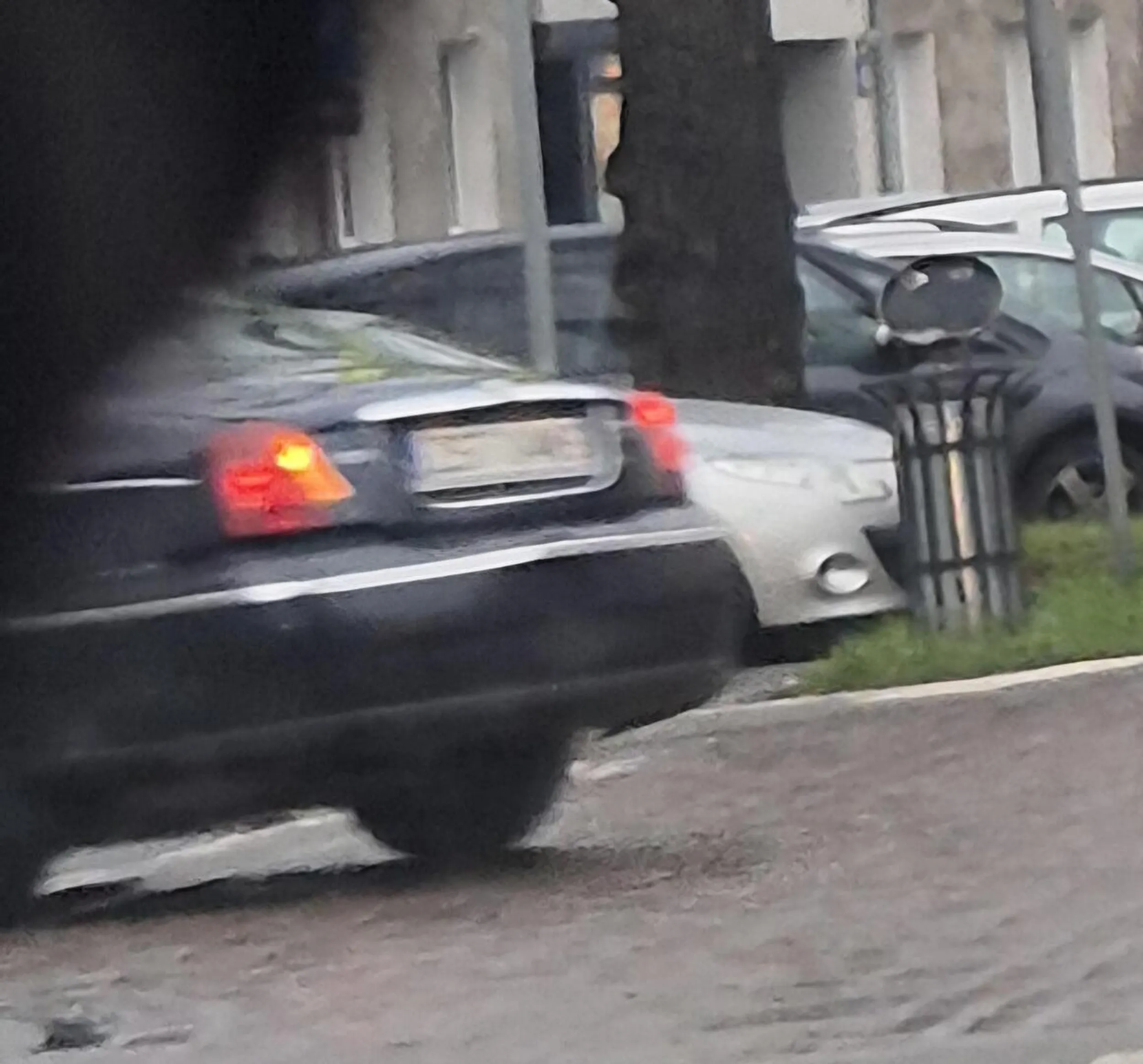 Naucz się dziękować "awaryjkami" kiedy ktoś się zlituje i Cię wpuści stary bucu, bo przez takie złotówy się odechciewa kultury na drodze