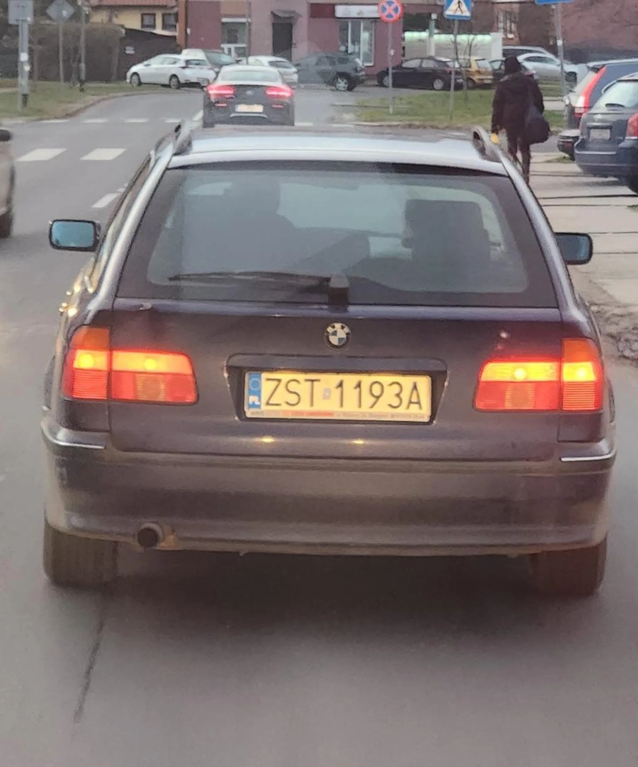 Chłop w Szczecinie wymusił pierwszeństwo. Przez zamkniętą szybę kozak, ale jak zobaczył, że jedzie się za nim cały czas po osiedlu i jego krążenie nie pomaga w ucieczce to uciekł przez Zwierzyniecką w stronę Stargardu… Jak to czytasz chłopie, to pamiętaj, że nigdy nie wiesz kogo obrażasz.