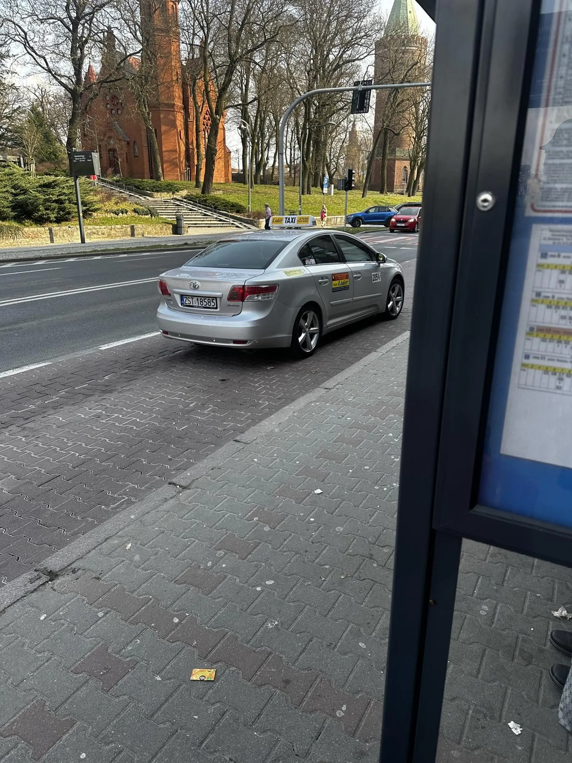 Złotówa nie wie co to przepisy, złotówa nie wie czym jest miejsce przeznaczone do postoju. Złotówa w ogóle nic nie wie